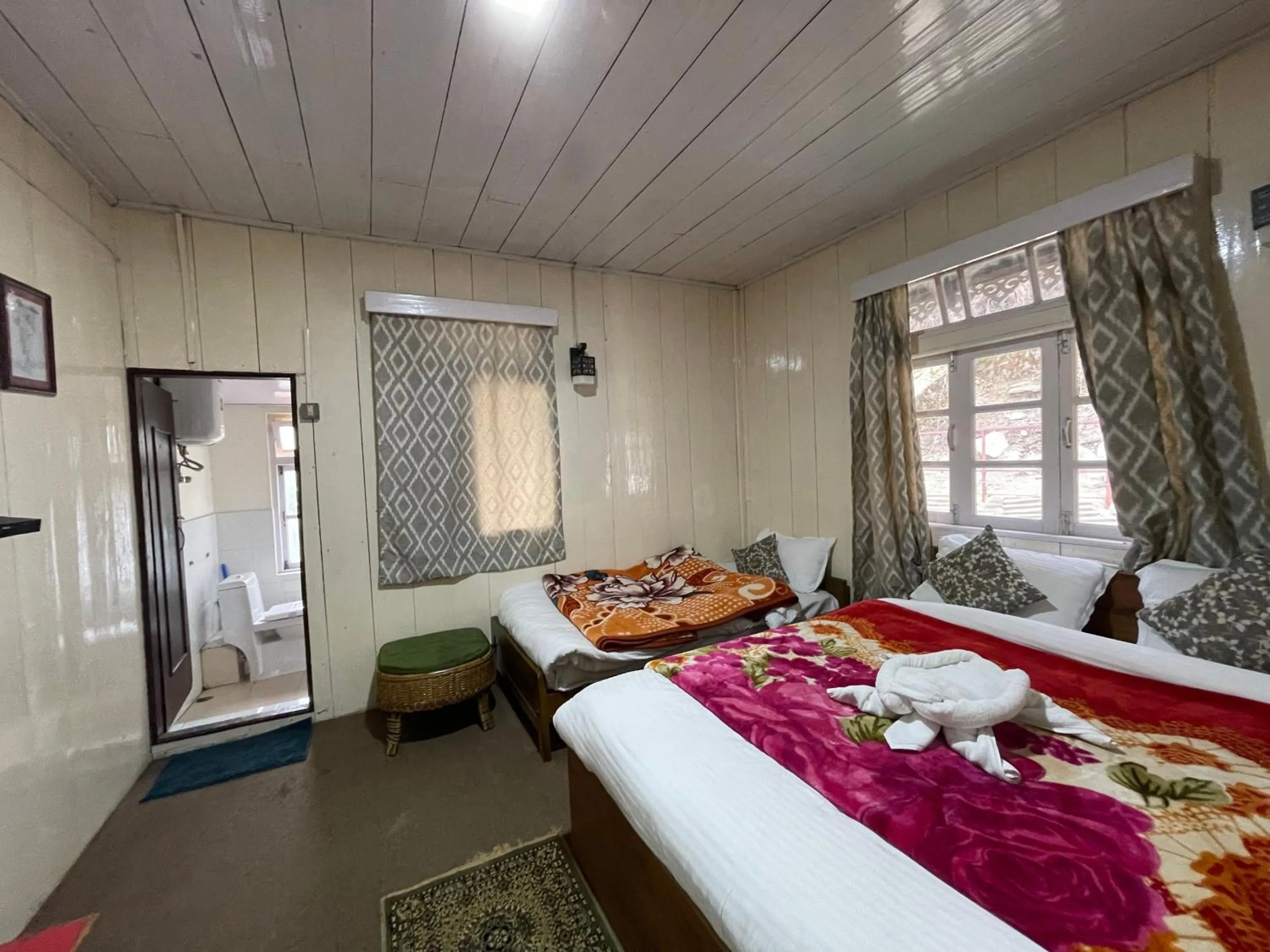 Bed in Apple Valley Cottages Lachung