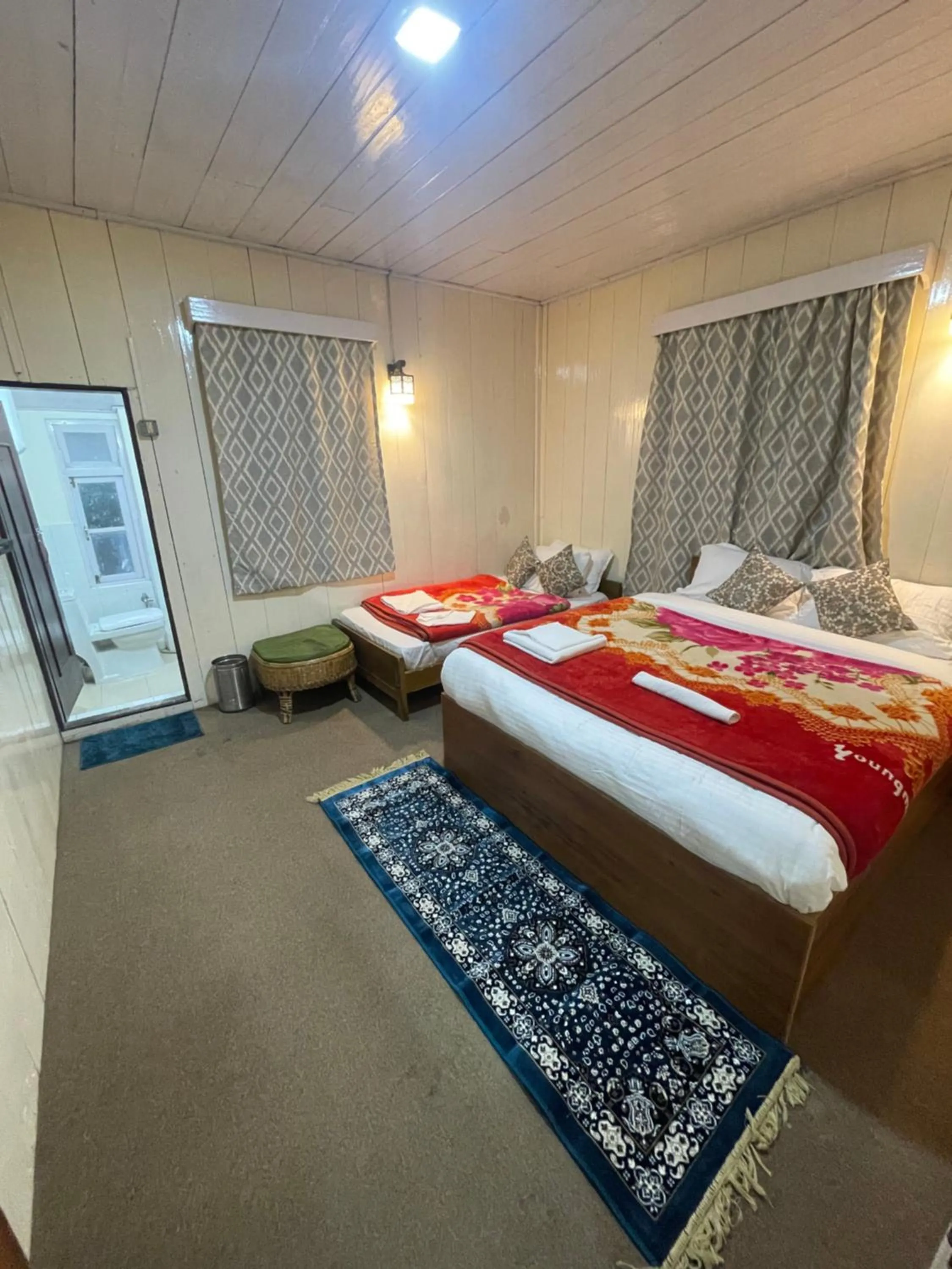 Bed in Apple Valley Cottages Lachung