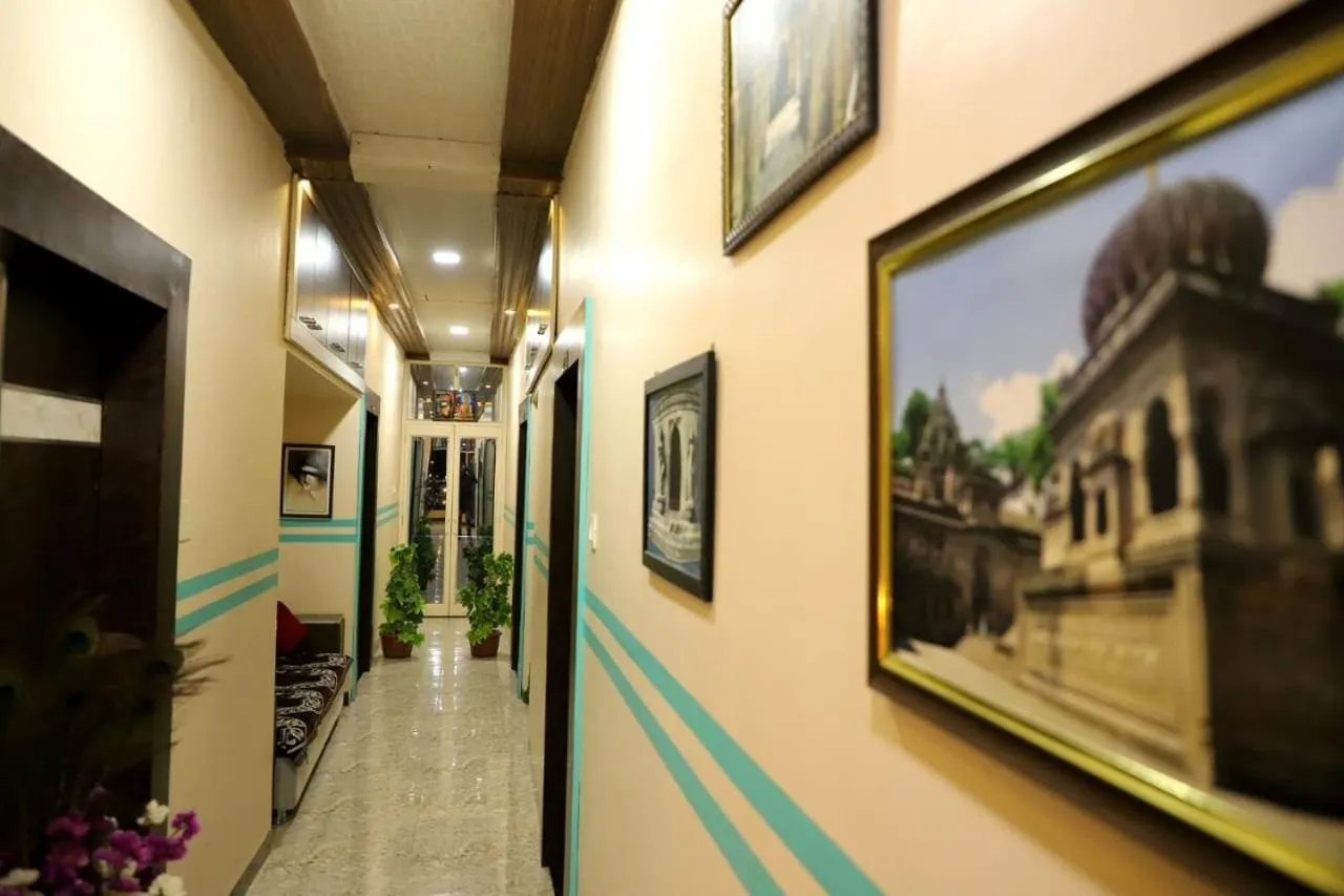 TV and multimedia in Hotel Mahishmati Palace