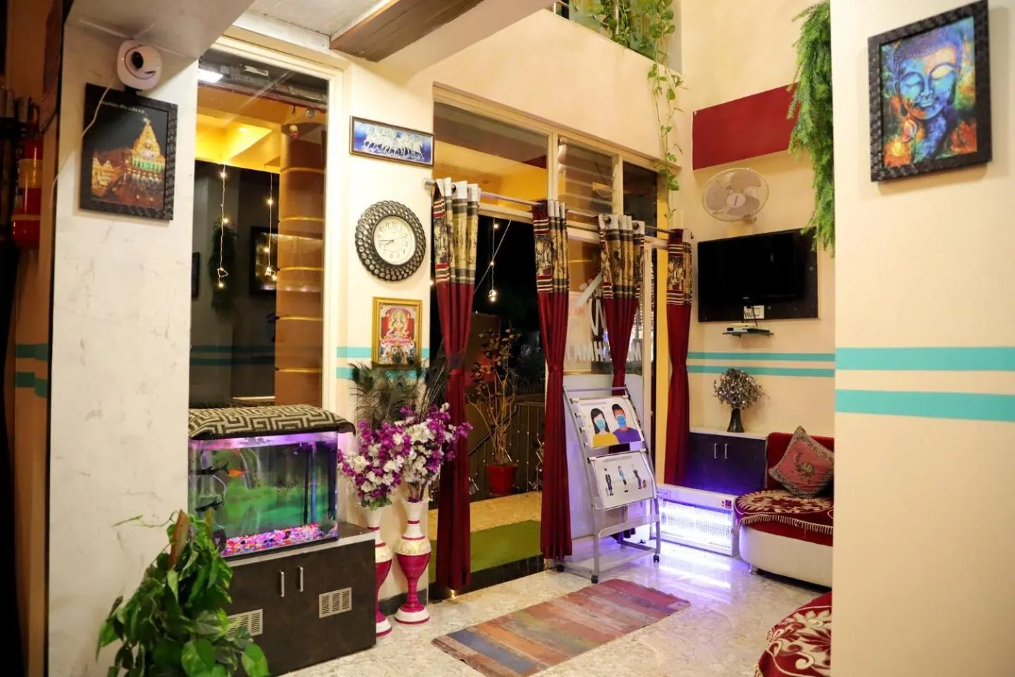 Communal lounge/ TV room in Hotel Mahishmati Palace