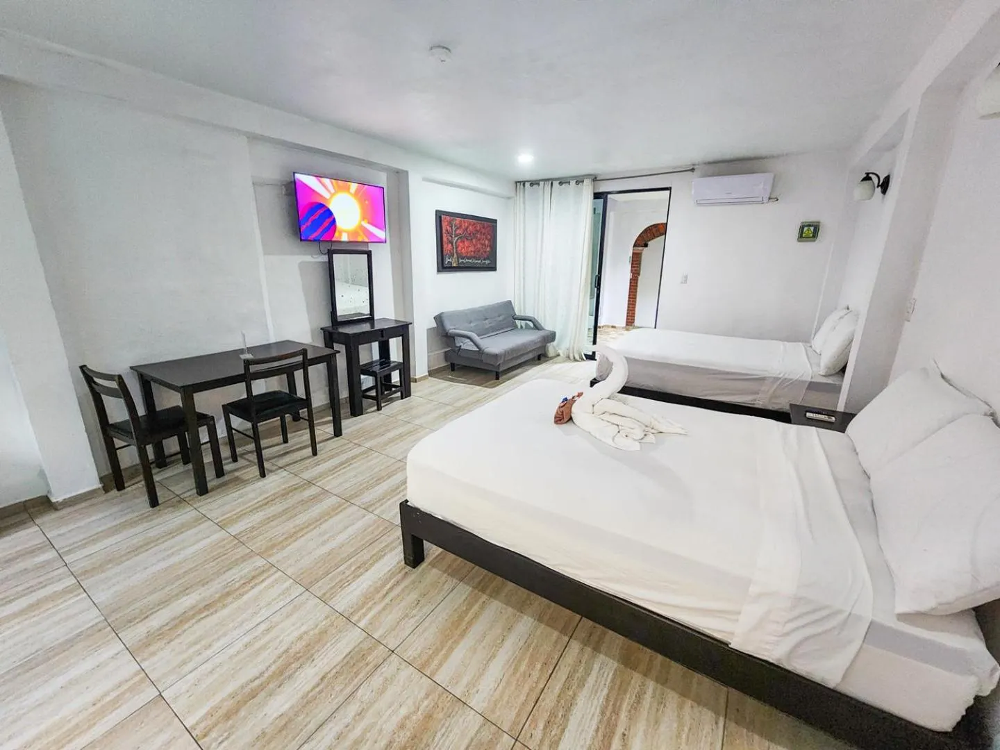 Photo of the whole room, Bed in Fitz-Mar