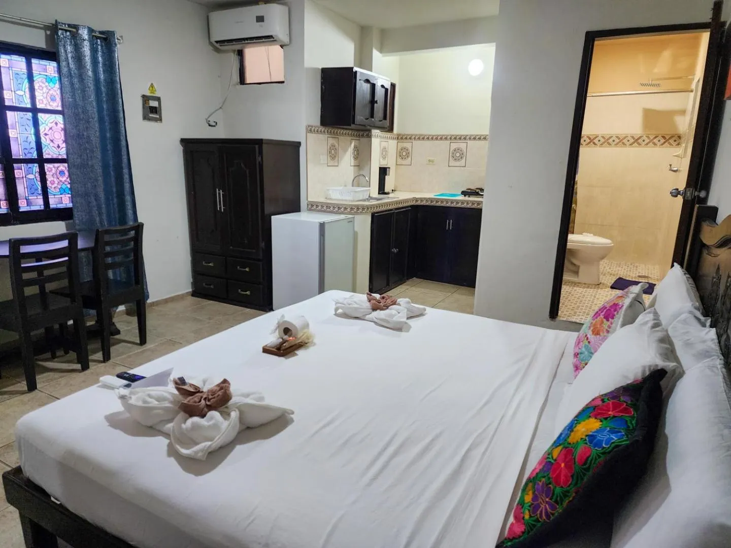 Photo of the whole room, Bed in Fitz-Mar