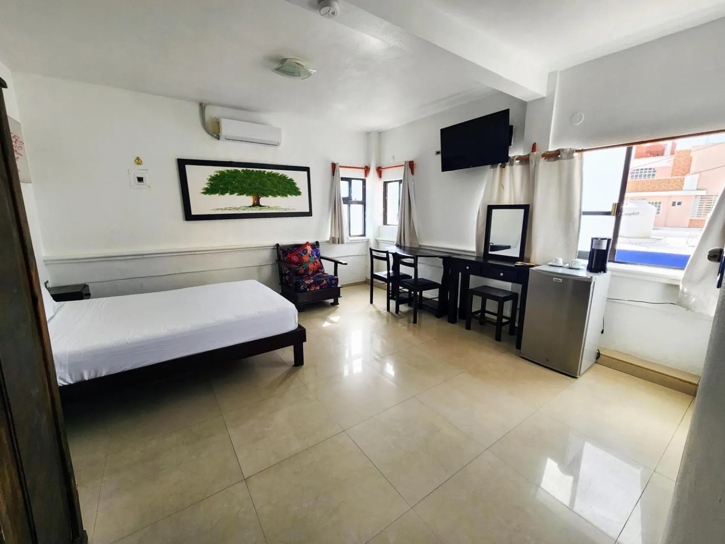 Photo of the whole room, Bed in Fitz-Mar