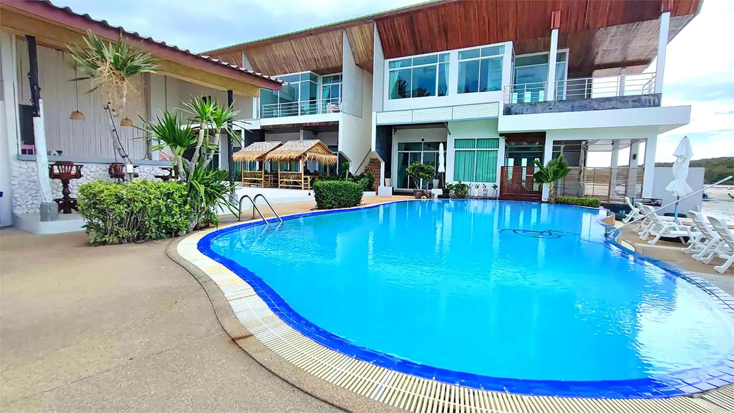 Swimming pool in Smile Samui Chaweng Beach Front Resort