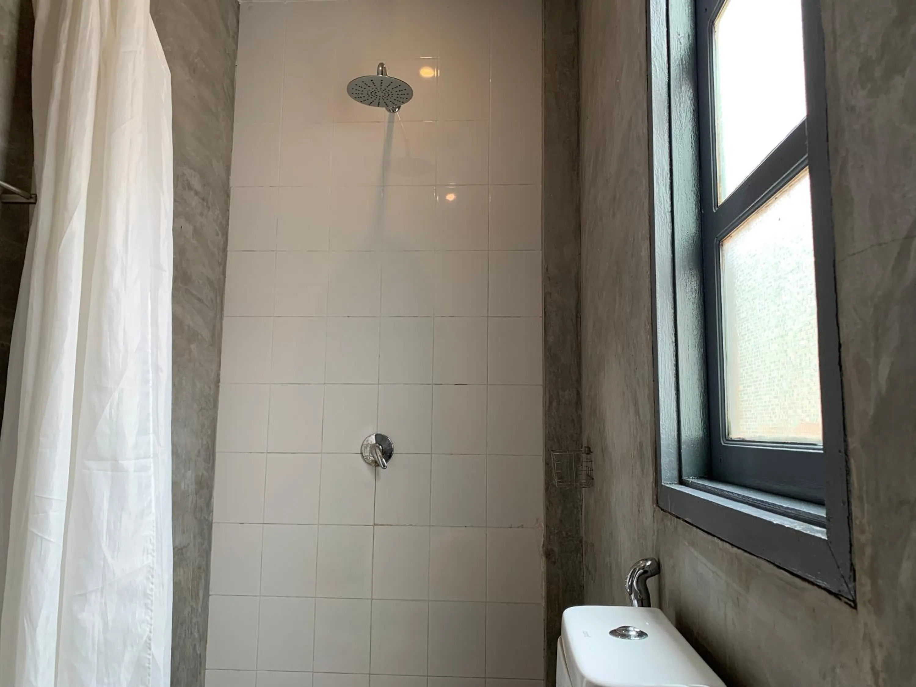 Shower in La nuit de laos