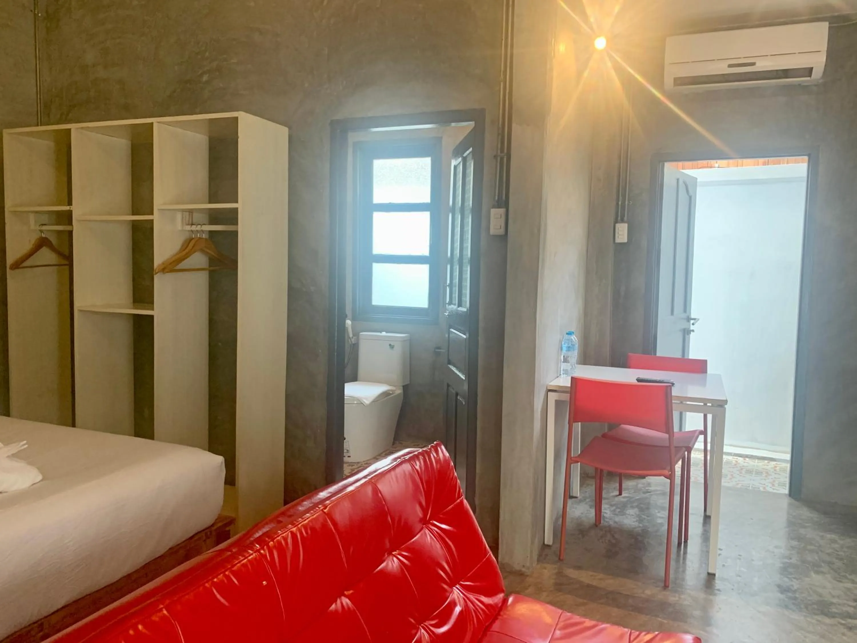 Photo of the whole room in La nuit de laos