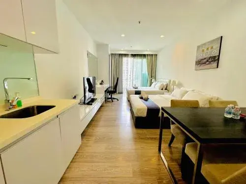 Deluxe Double Room with Balcony in Roomy Suites @One Bukit Ceylon Deluxe Double Room with Balcony in Roomy Suites @One Bukit Ceylon