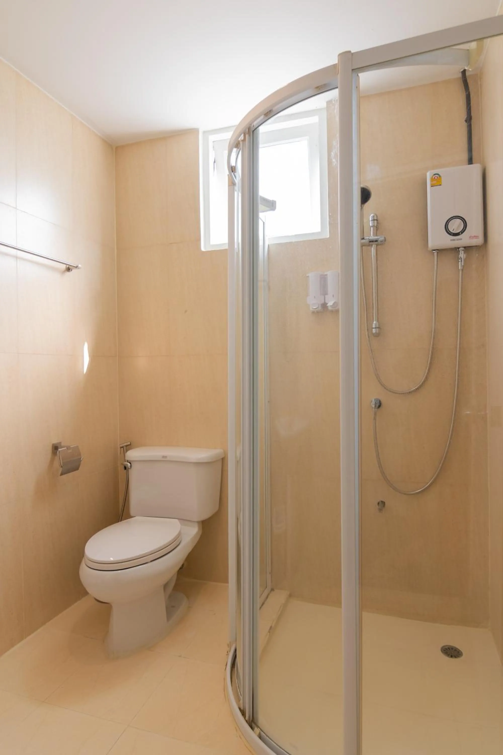 Shower in Mini-Me HUBS, Charm Suites & Pool in Old City