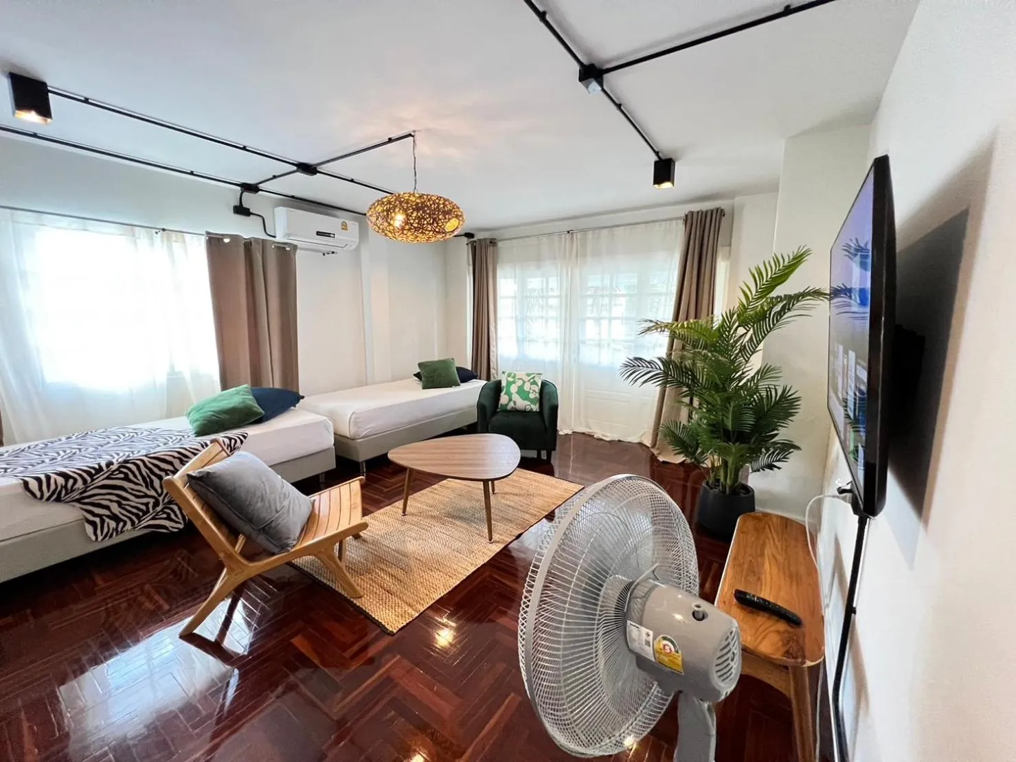 Living room, Bed in Mini-Me HUBS, Charm Suites & Pool in Old City