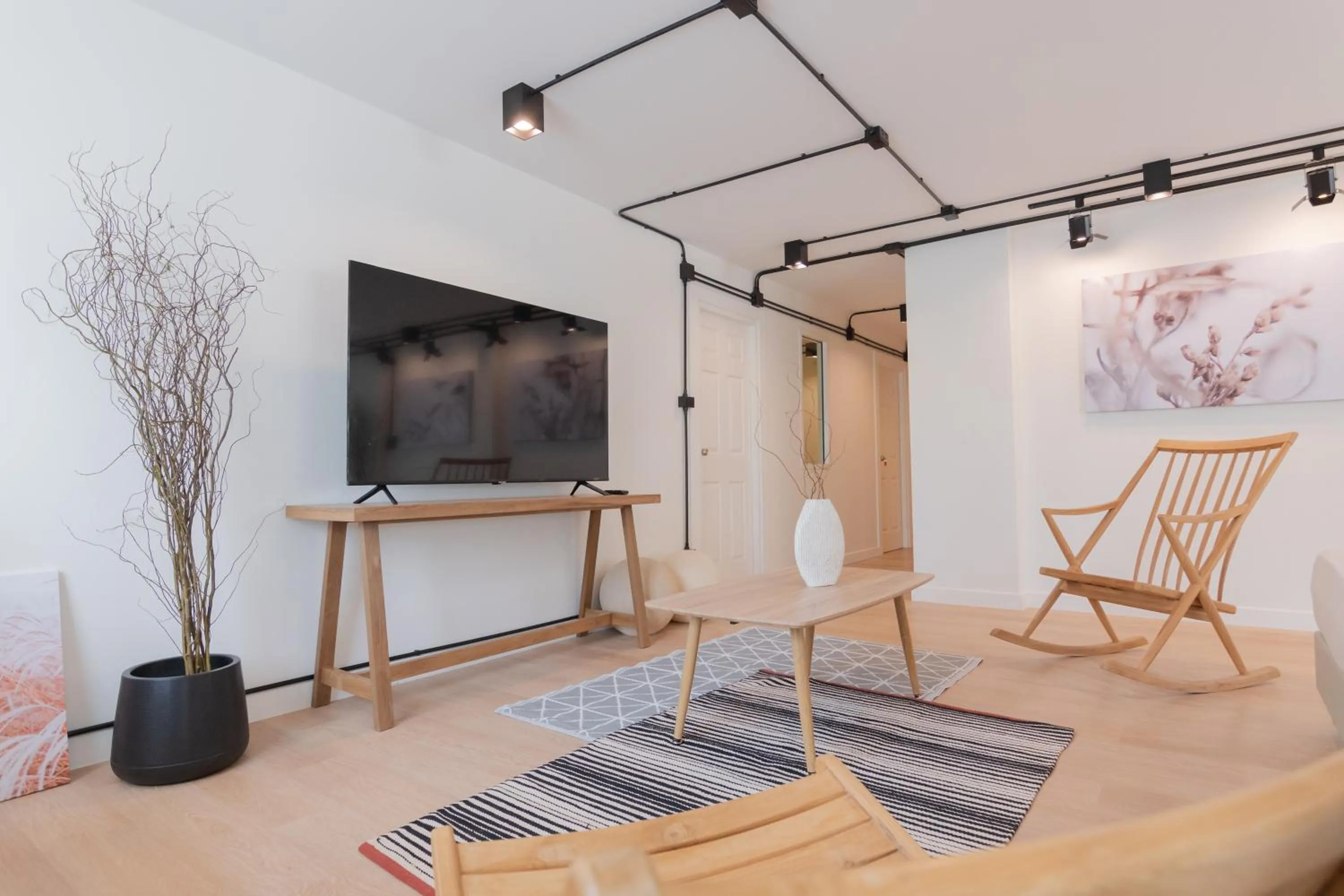 TV and multimedia in Mini-Me HUBS, Charm Suites & Pool in Old City
