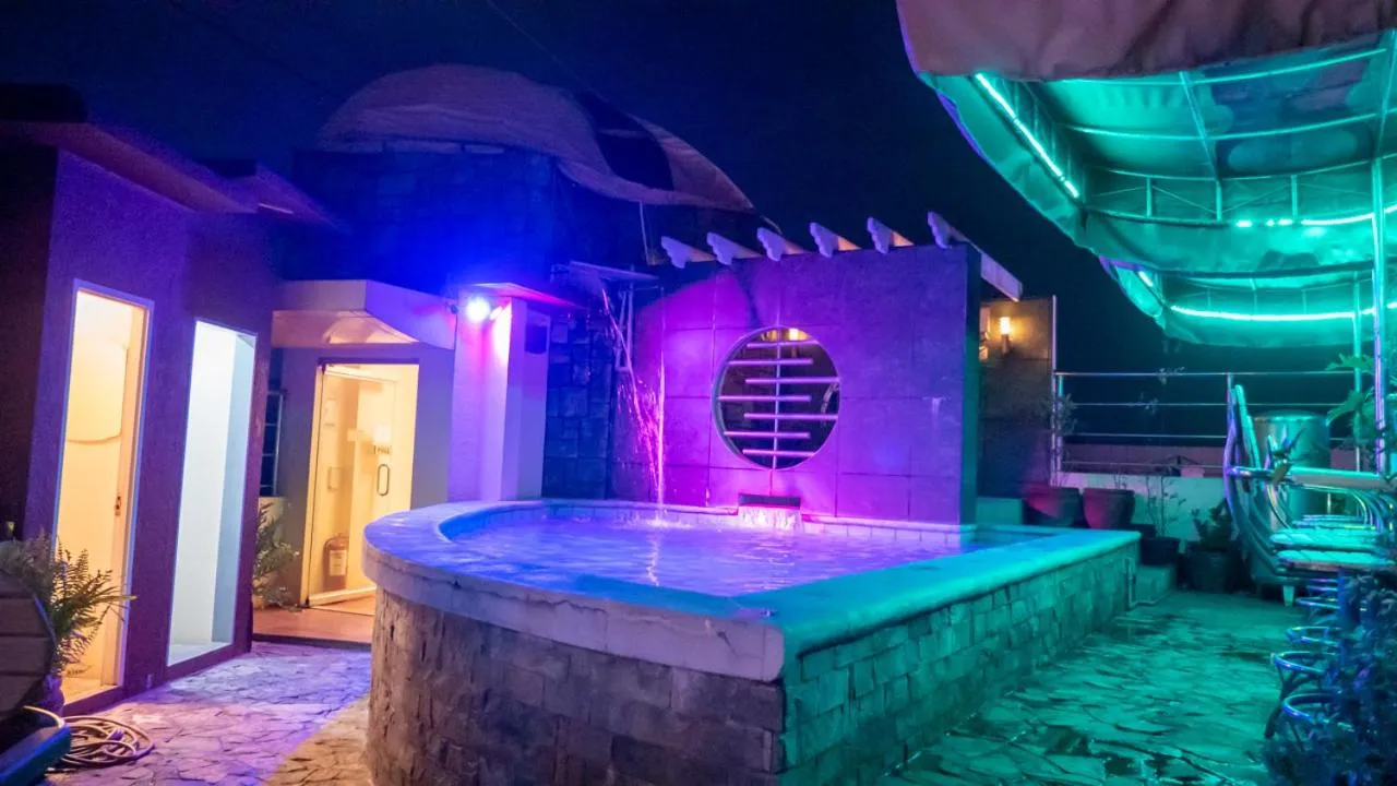 Swimming pool in Fields Palace Hotel