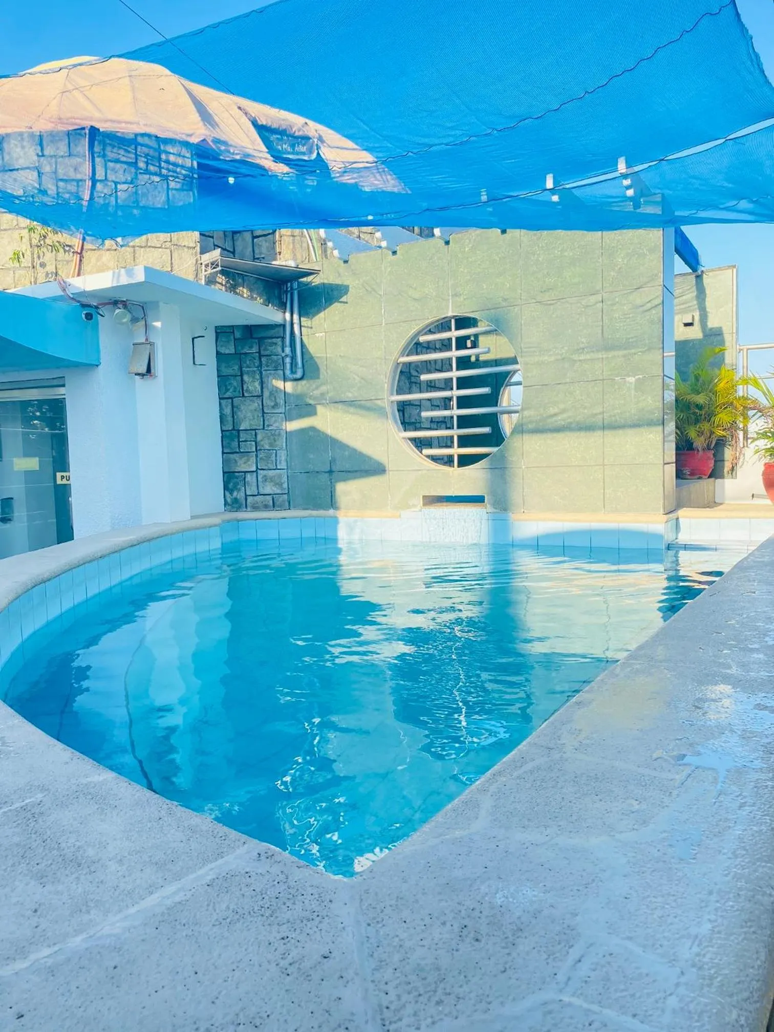 Swimming pool in Fields Palace Hotel