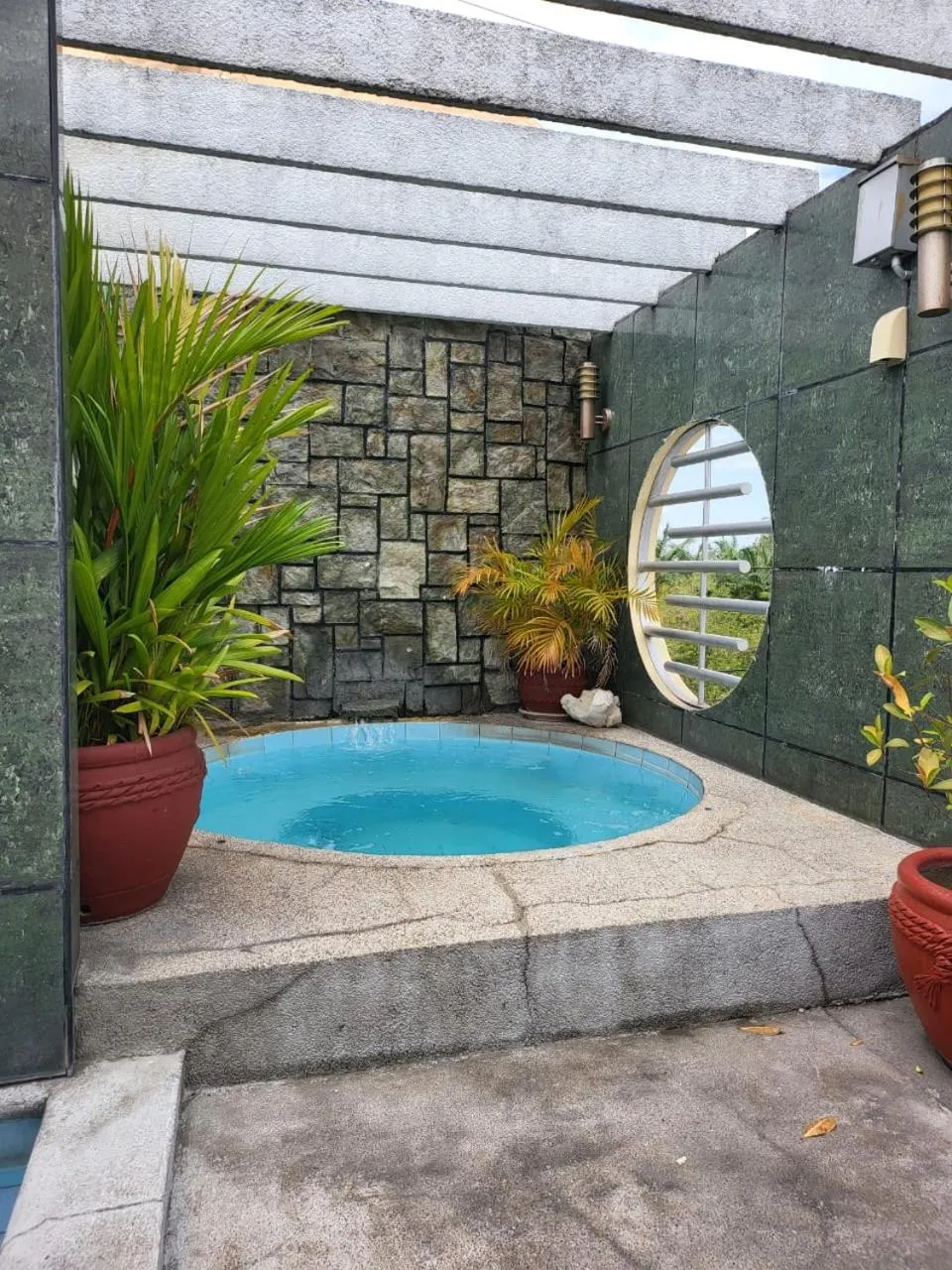 Swimming pool in Fields Palace Hotel