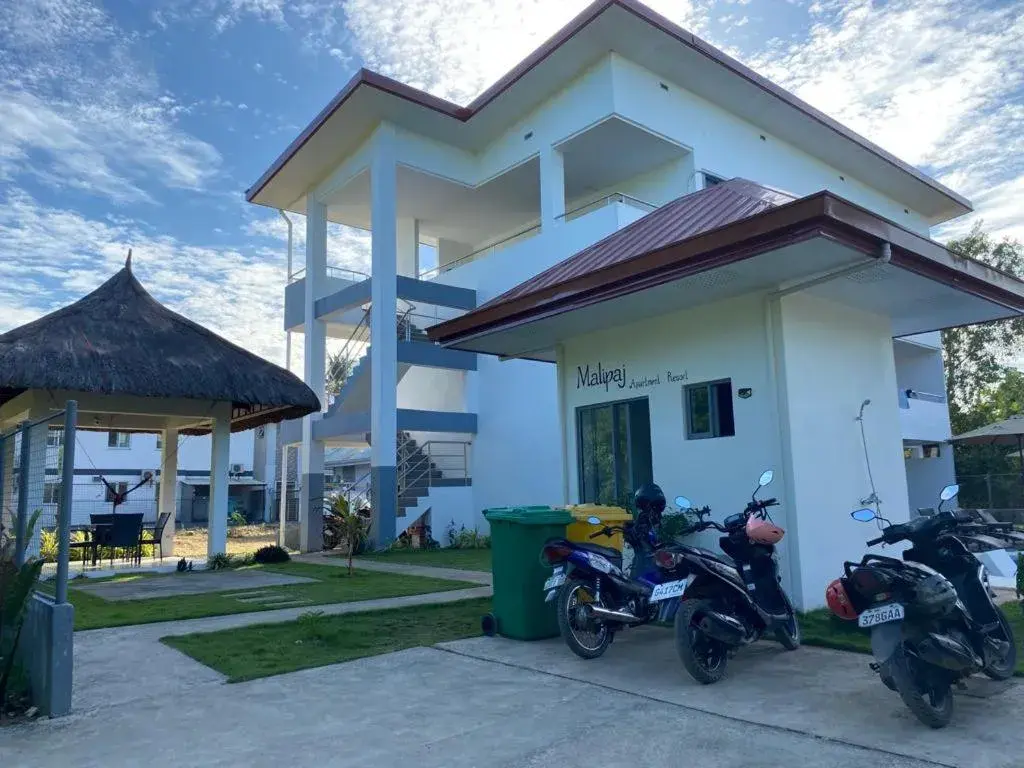 Property building in Malipaj Apartments Property building in Malipaj Apartments