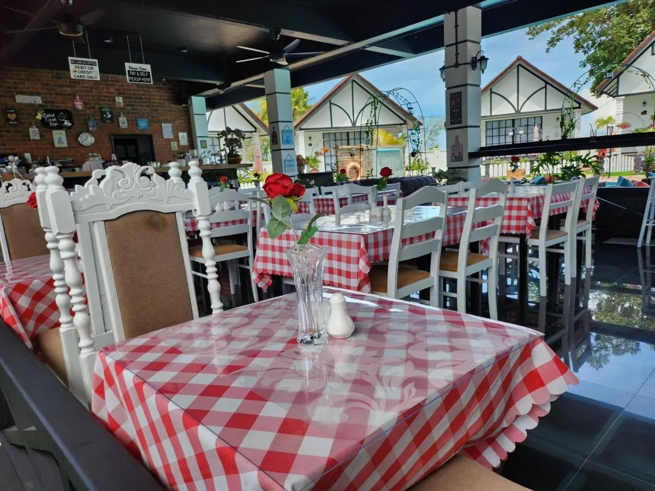 Restaurant/places to eat in BERUNTUNG KE BARI RESORT @ PANTAI PENARIK