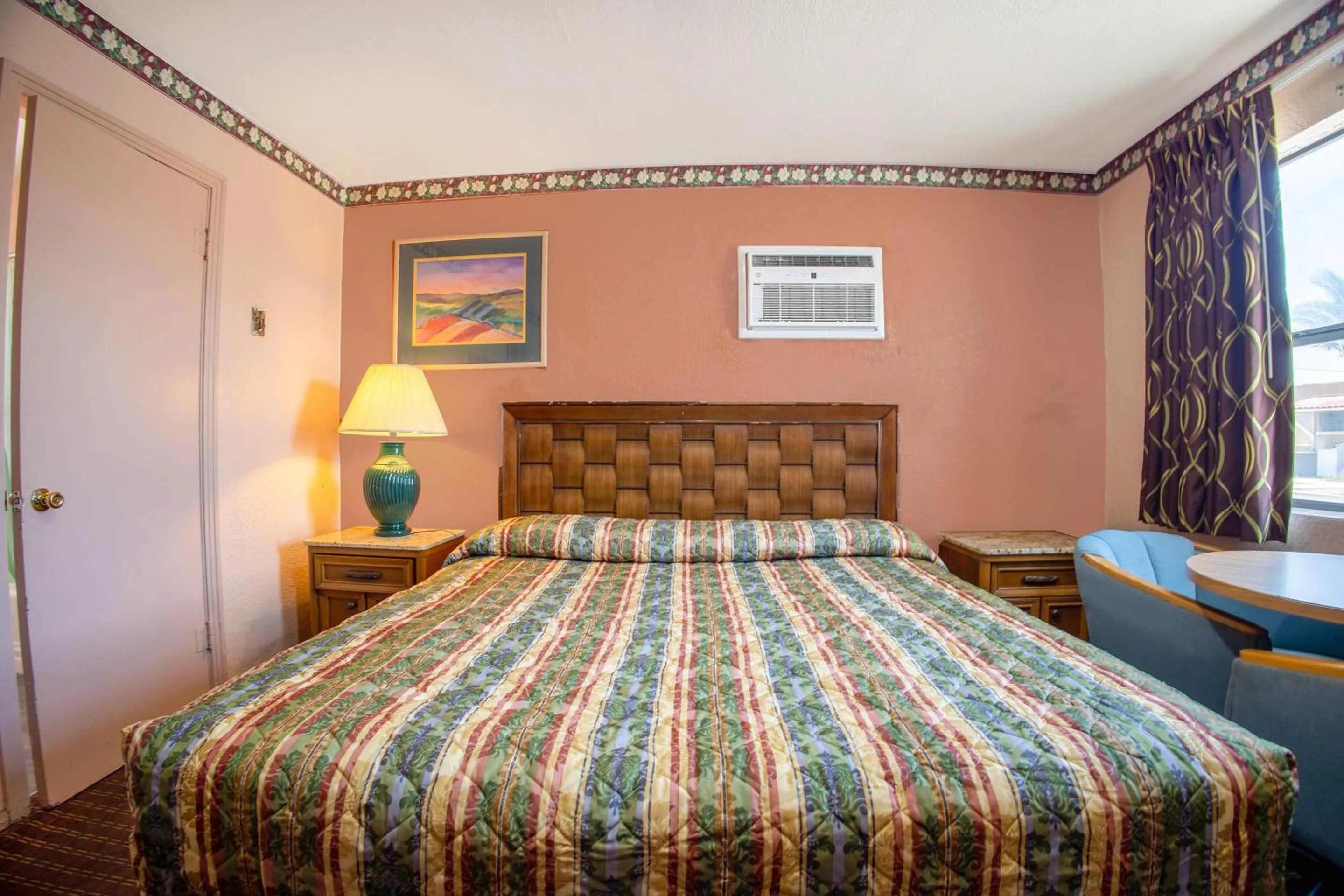 Bedroom, Bed in Sands Motel By OYO El Paso near Airport