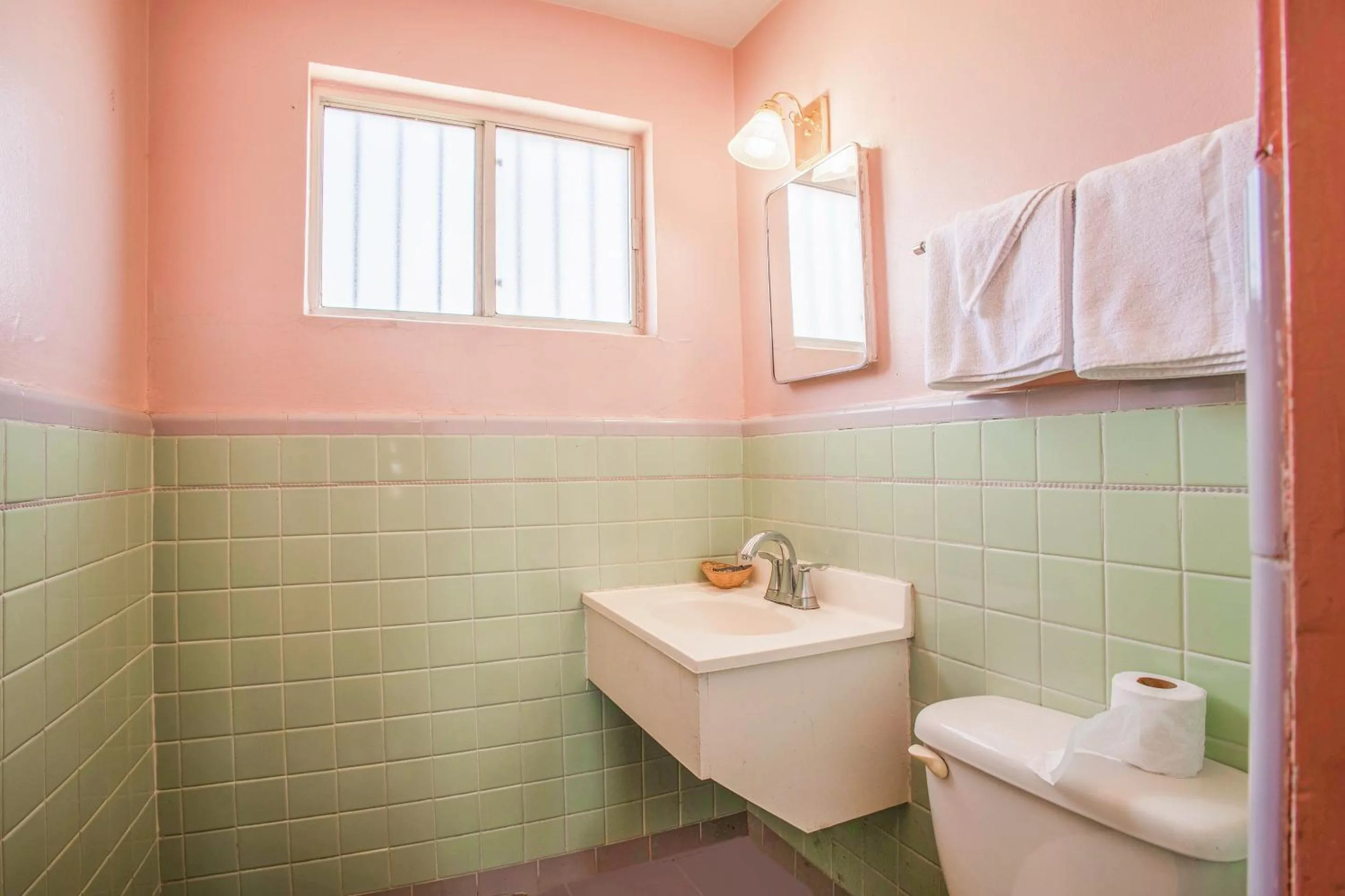 Bathroom in Sands Motel By OYO El Paso near Airport