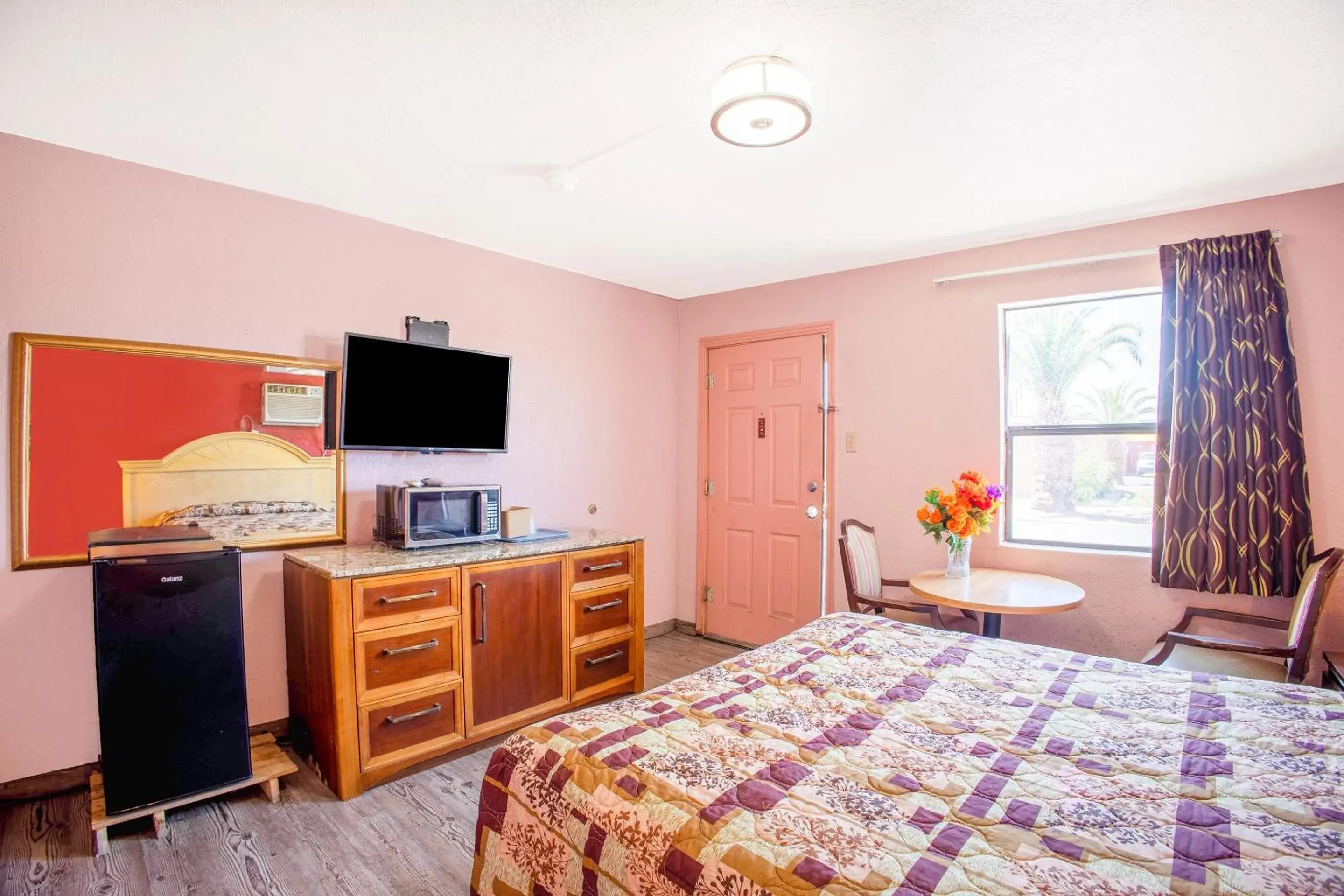 Bedroom, Bed in Sands Motel By OYO El Paso near Airport Bedroom, Bed in Sands Motel By OYO El Paso near Airport