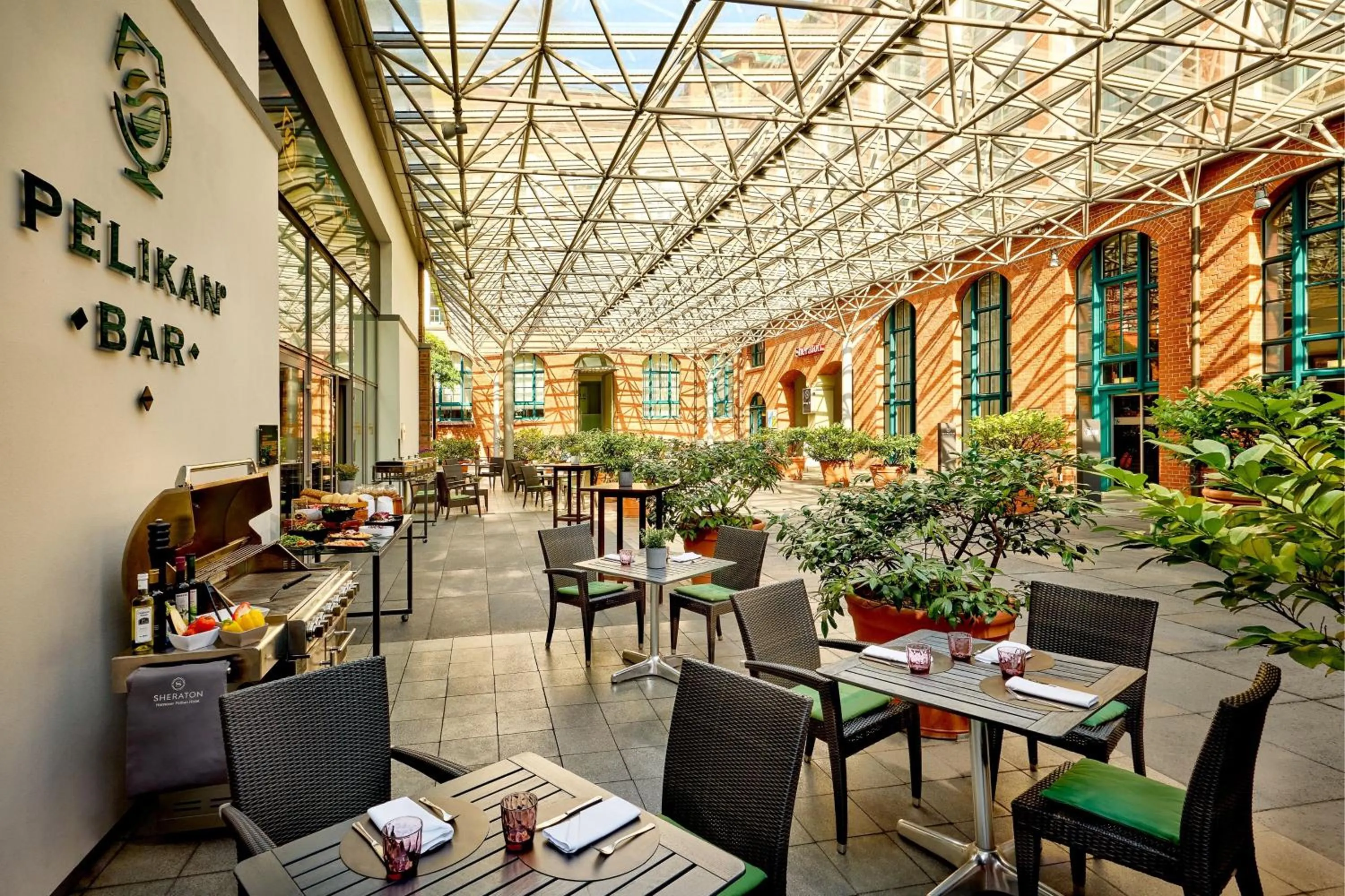 Lounge or bar in Sheraton Hannover Pelikan Hotel