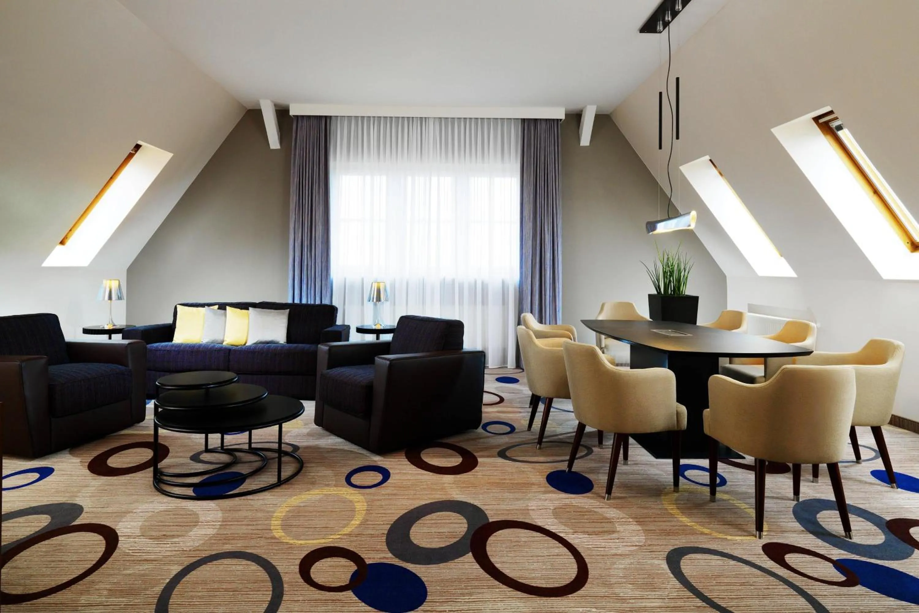Living room in Sheraton Hannover Pelikan Hotel