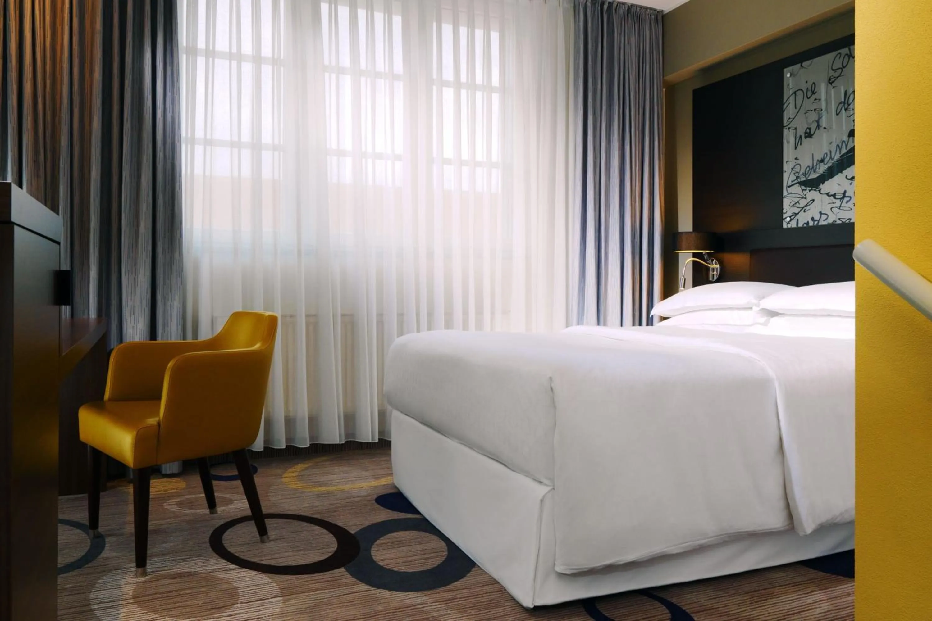 Photo of the whole room, Bed in Sheraton Hannover Pelikan Hotel