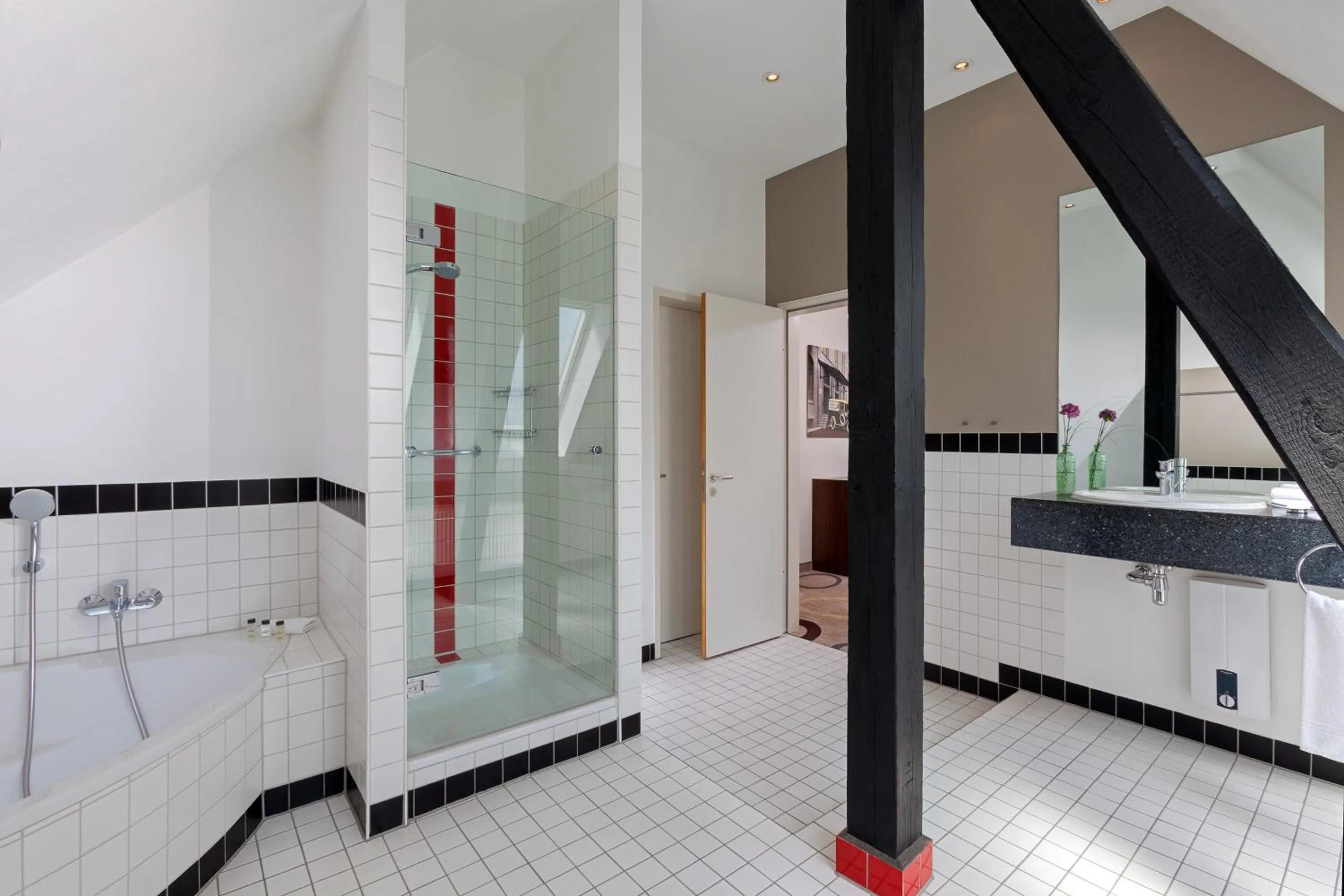 Bathroom in Sheraton Hannover Pelikan Hotel