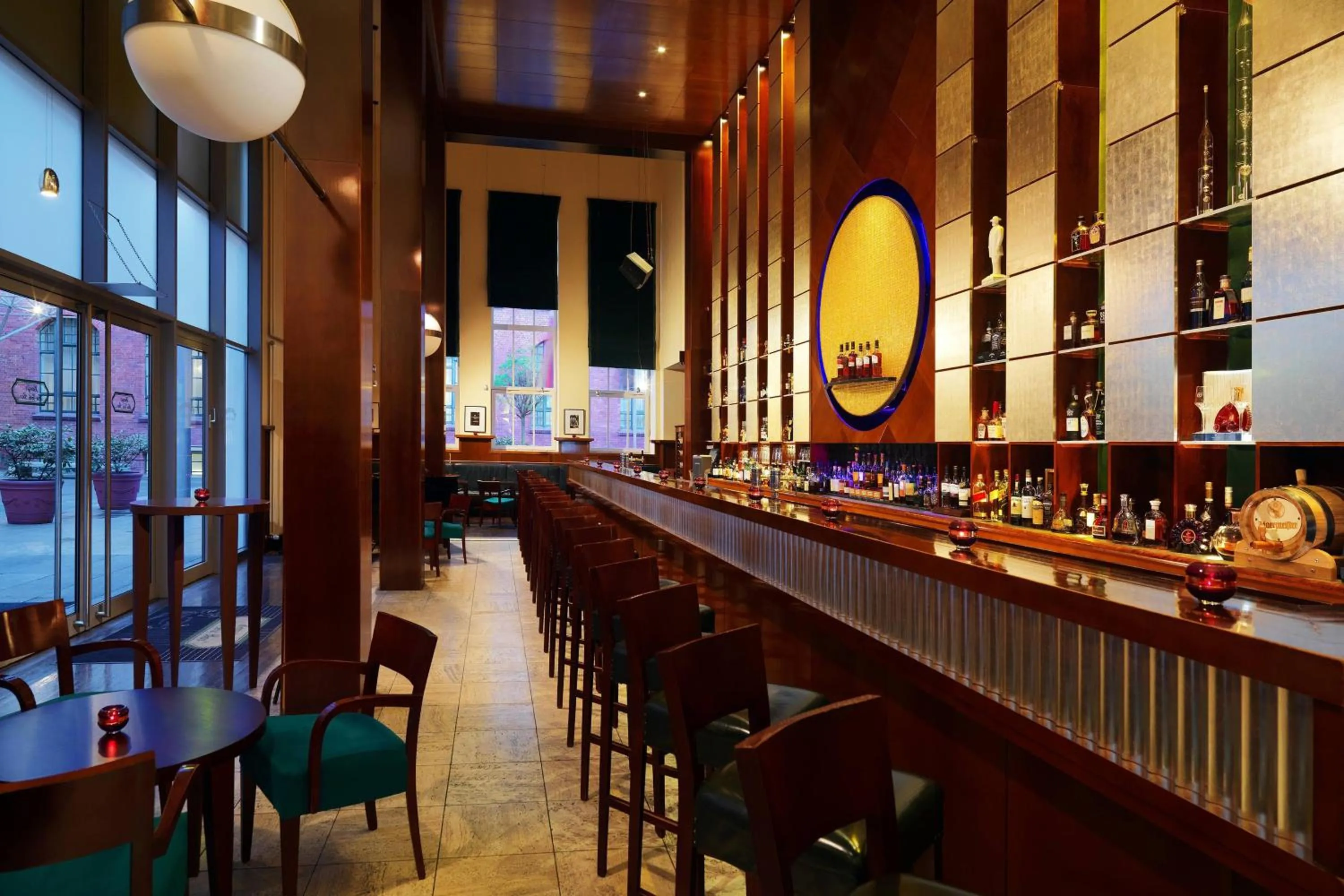 Lounge or bar in Sheraton Hannover Pelikan Hotel