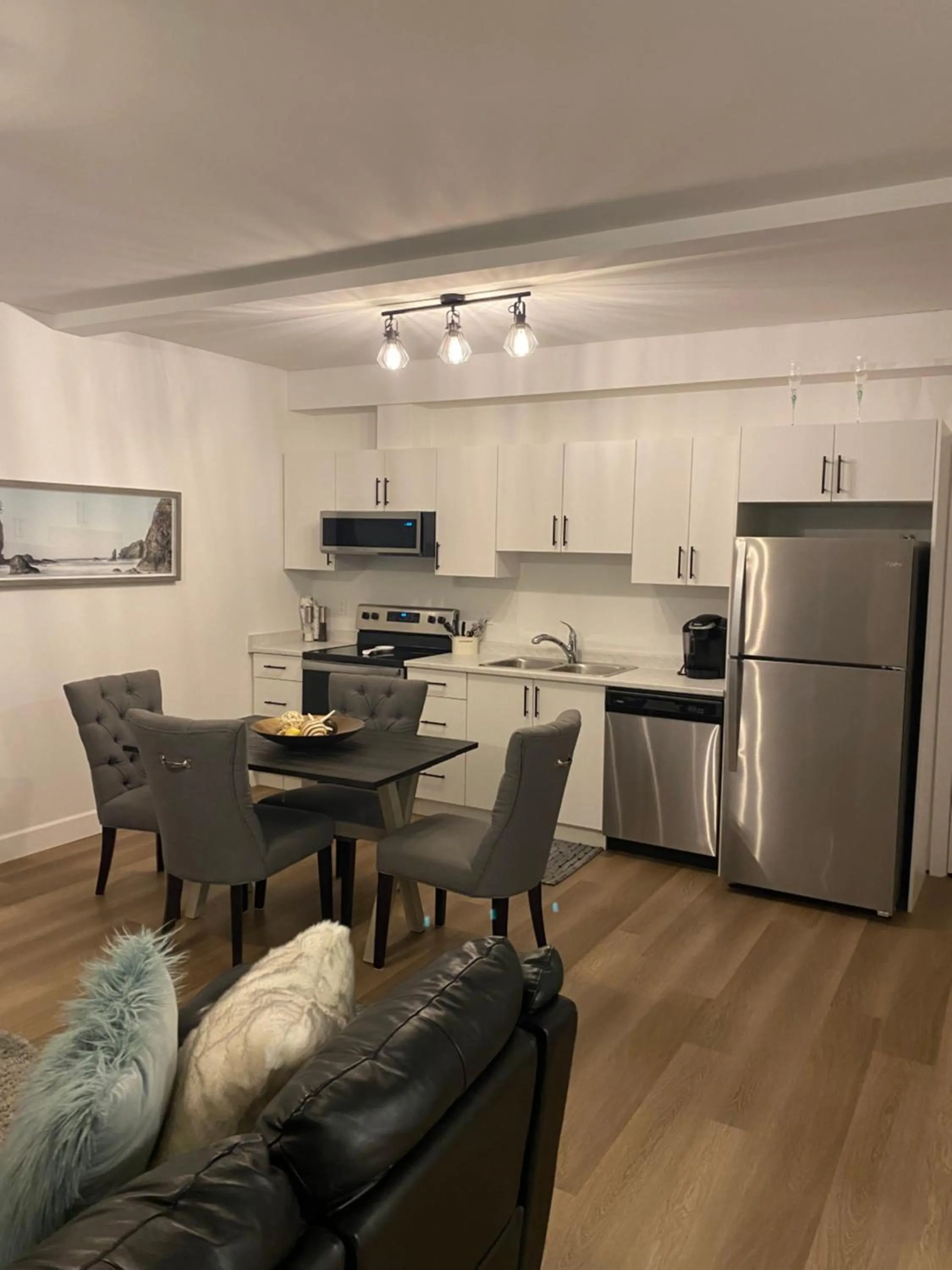 Adorable 1 Bedroom Suite- a skip to Galloping Goose