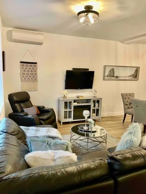 Adorable 1 Bedroom Suite- a skip to Galloping Goose