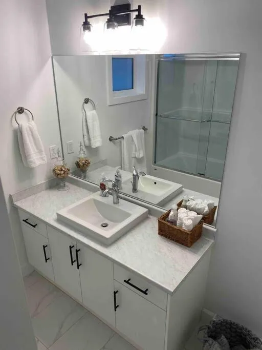 Adorable 1 Bedroom Suite- a skip to Galloping Goose