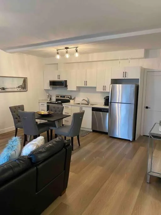 Adorable 1 Bedroom Suite- a skip to Galloping Goose