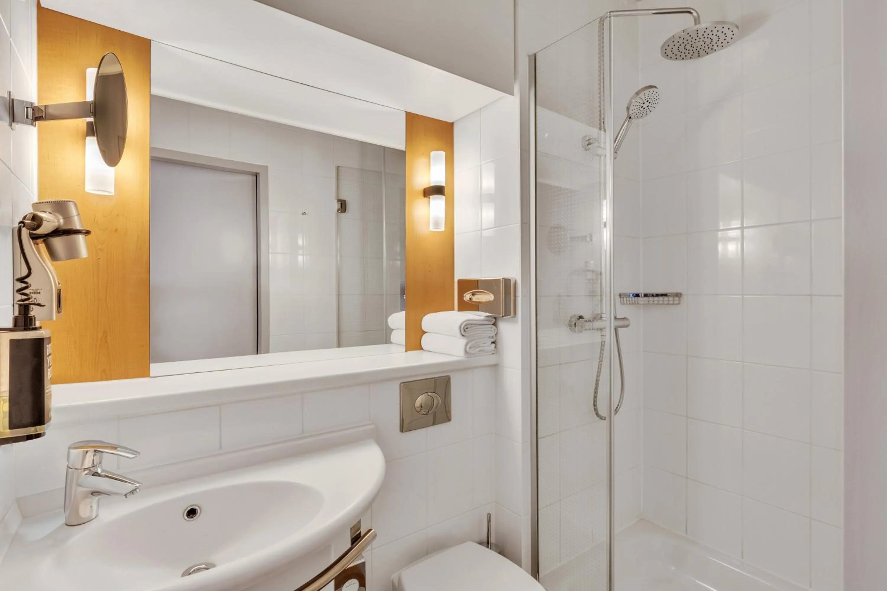 Bathroom in Leonardo Hotel Hannover Medical Park