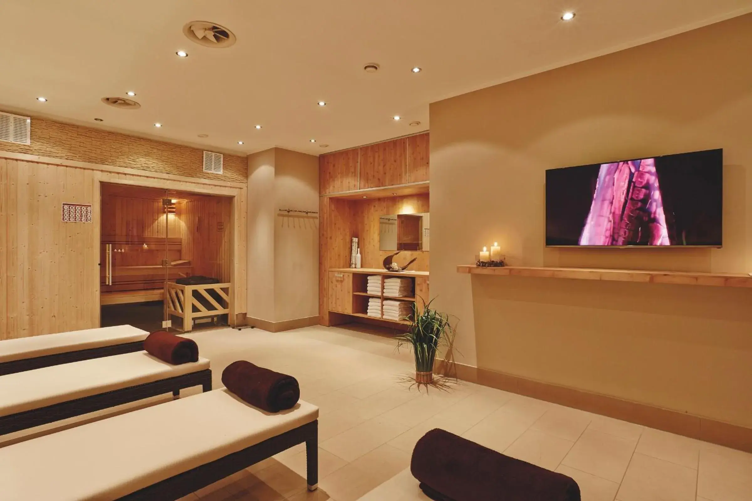 Spa and wellness centre/facilities in H+ Hotel Hannover Spa and wellness centre/facilities in H+ Hotel Hannover