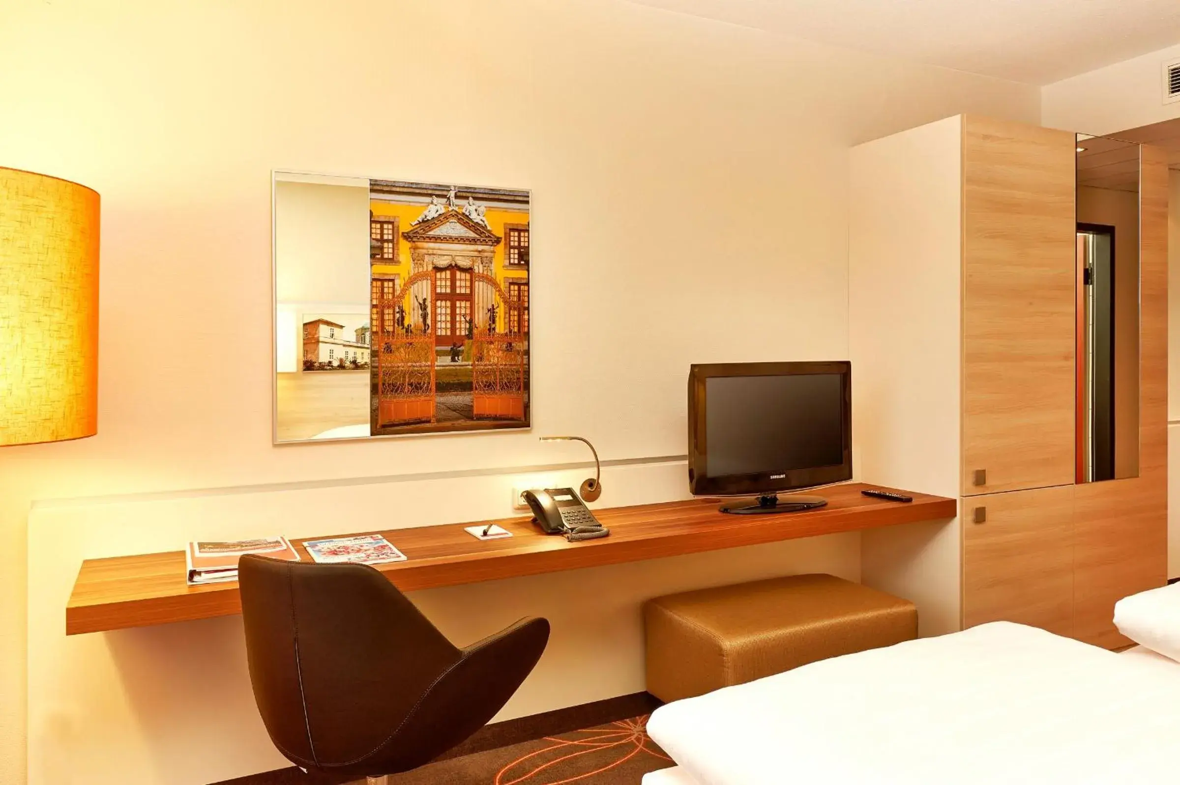 Bedroom, Bed in H+ Hotel Hannover Bedroom, Bed in H+ Hotel Hannover