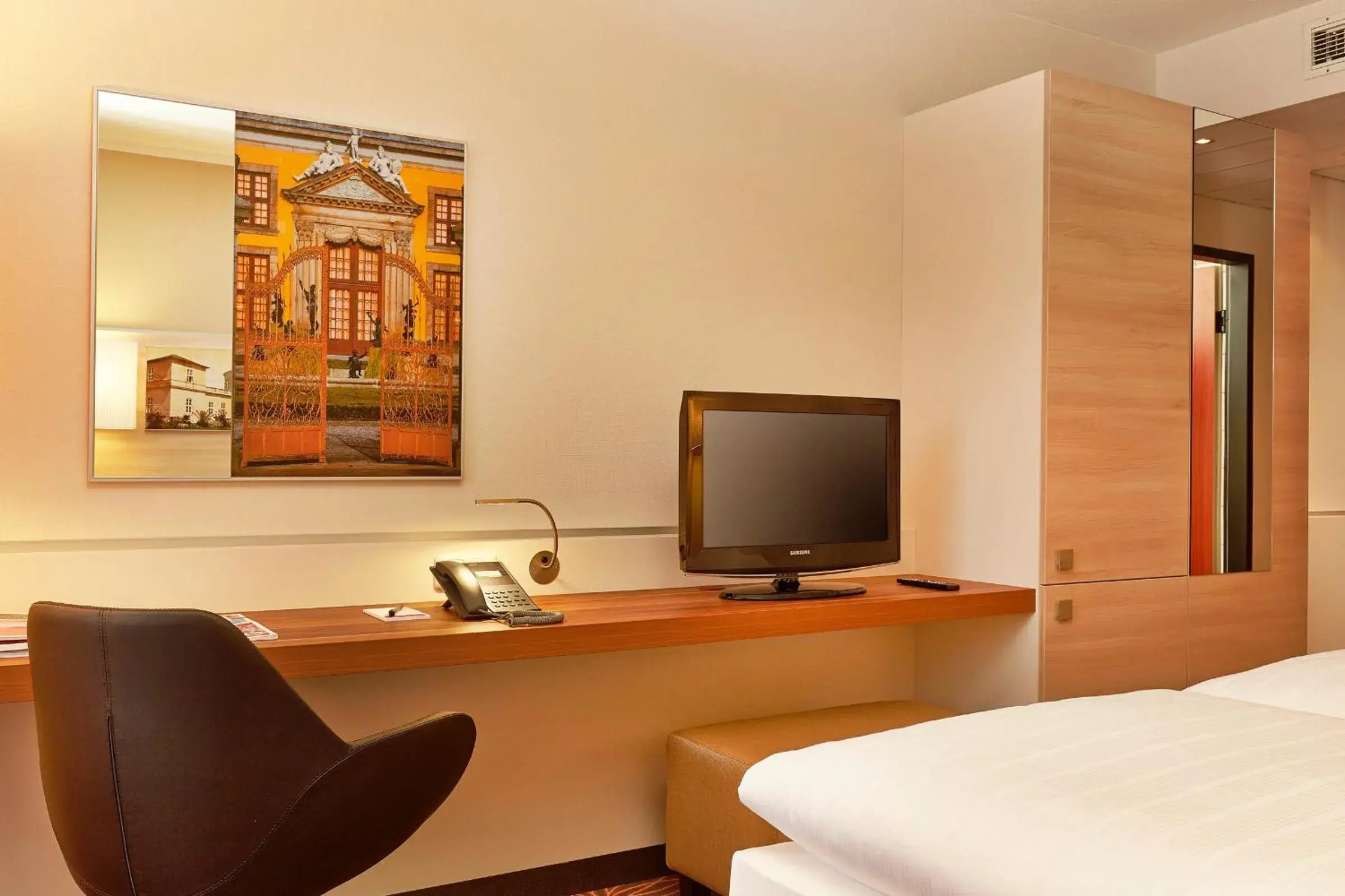 TV and multimedia, Bed in H+ Hotel Hannover TV and multimedia, Bed in H+ Hotel Hannover