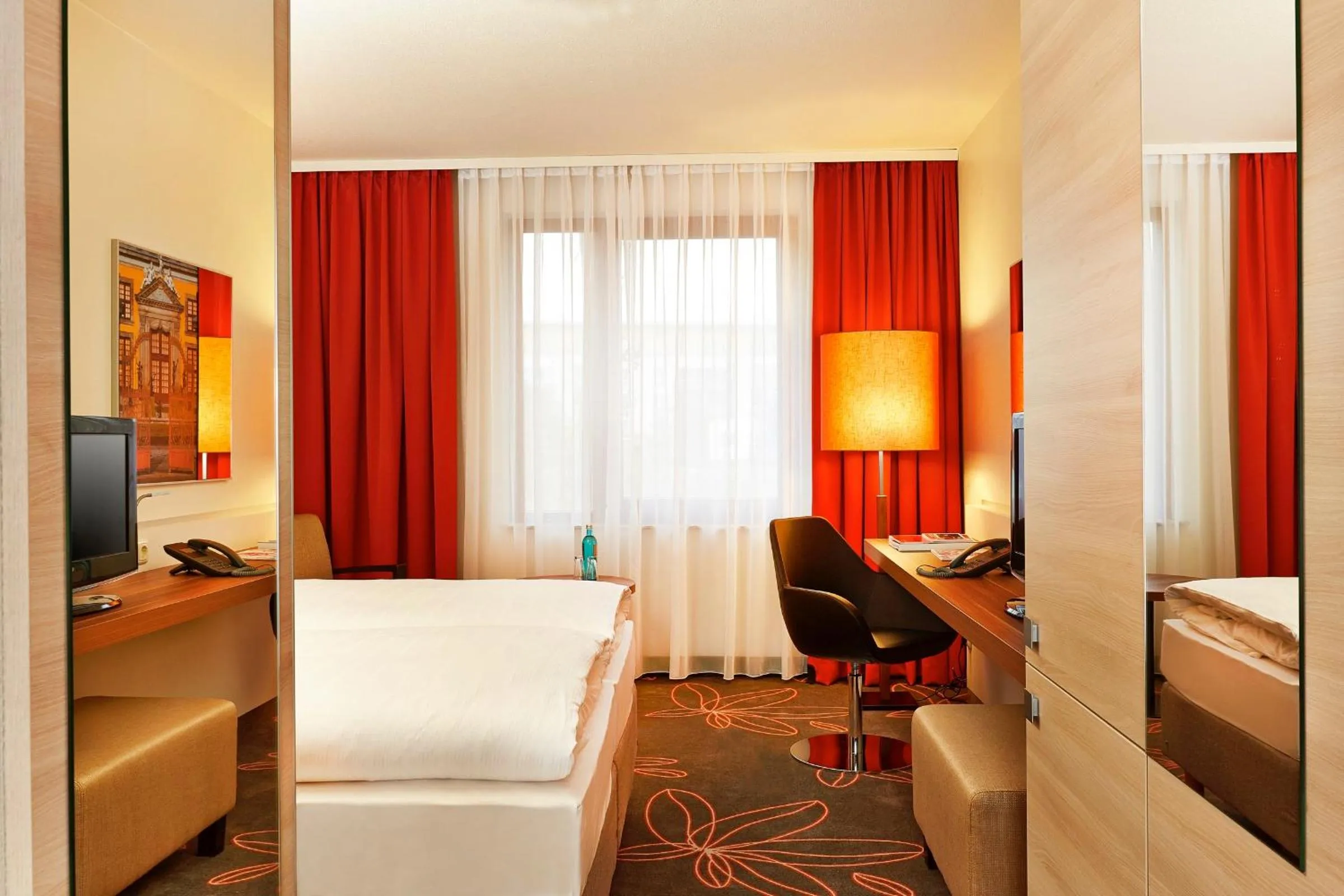 Bedroom, Bed in H+ Hotel Hannover