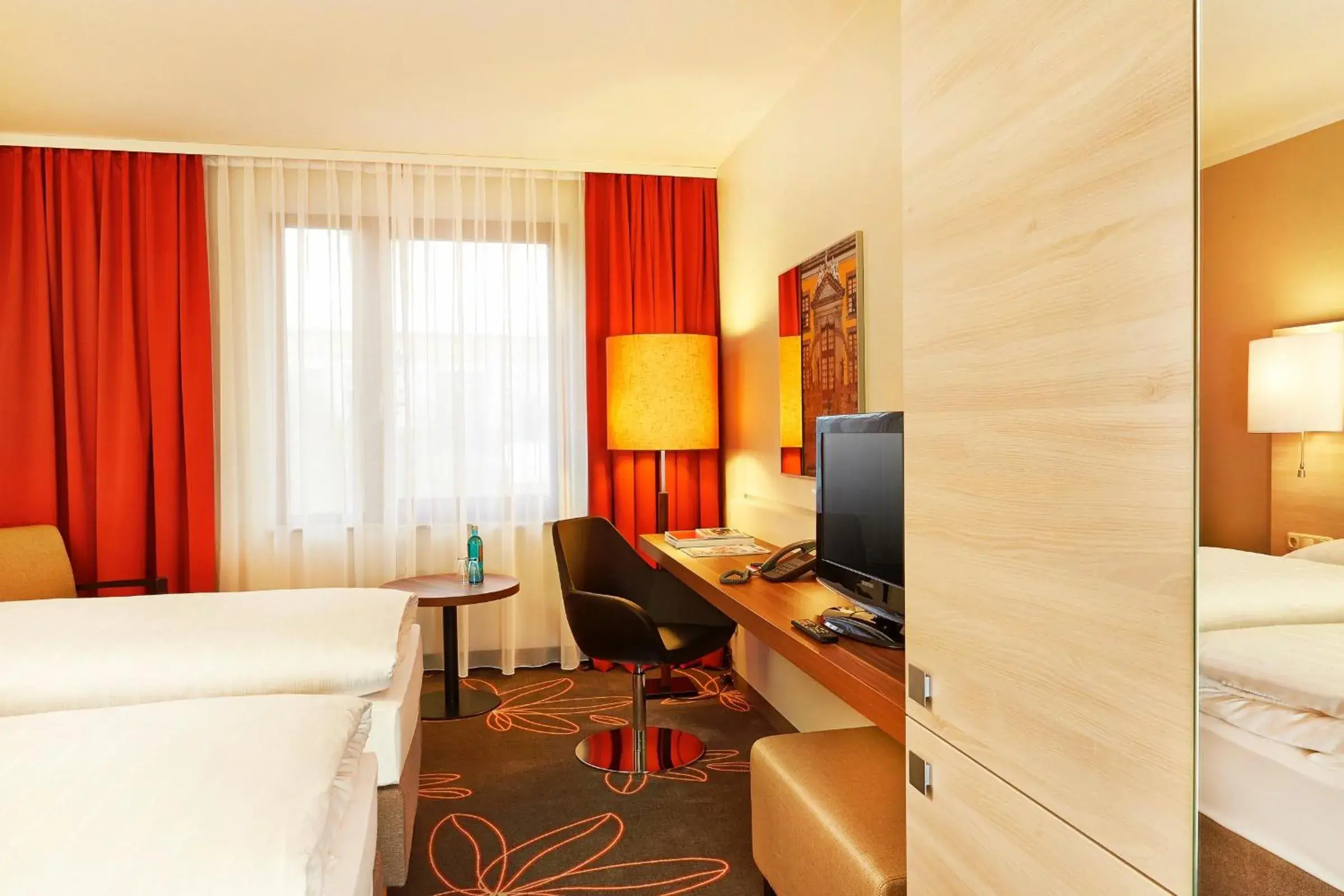 TV and multimedia, Bed in H+ Hotel Hannover TV and multimedia, Bed in H+ Hotel Hannover