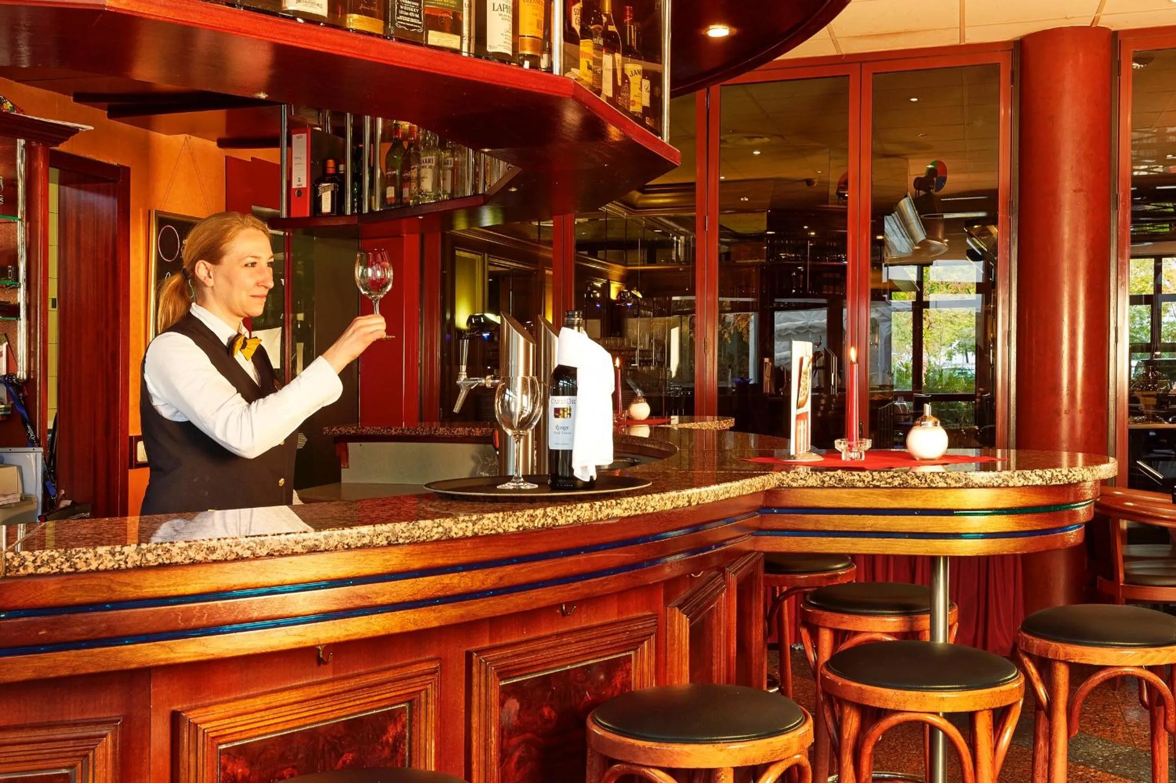 Lounge or bar in H+ Hotel Hannover