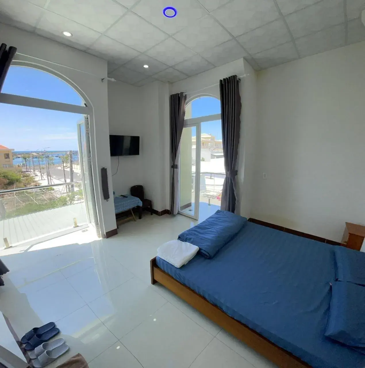 Double Room with Balcony and Sea View in Homestay Hoài Tâm Phan Thiết Double Room with Balcony and Sea View in Homestay Hoài Tâm Phan Thiết