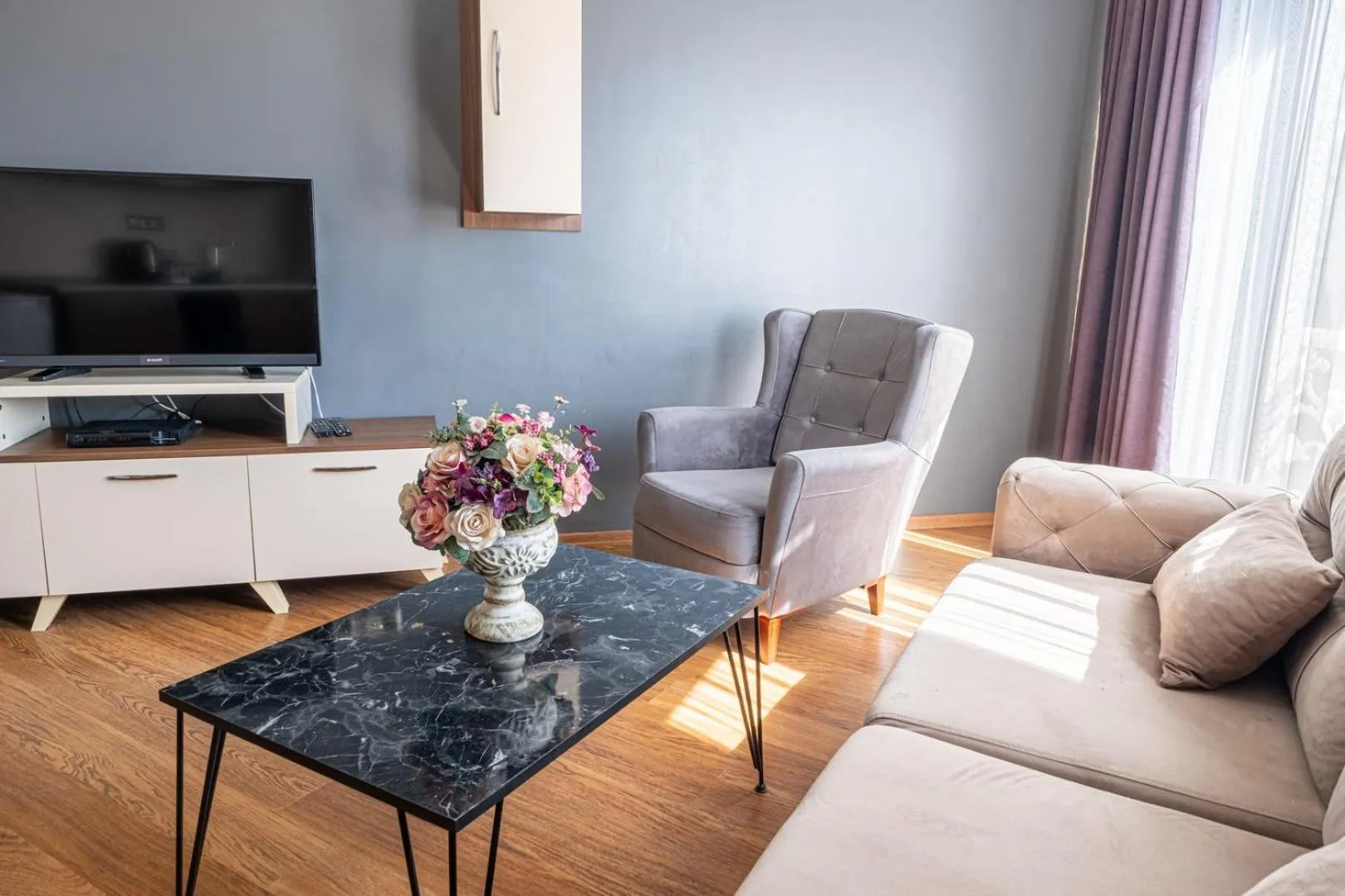 Communal lounge/ TV room in ELİT SUİT