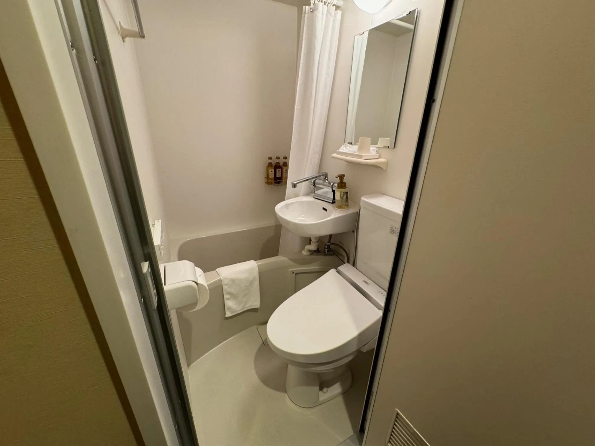 Shower in R Hotel-The Atelier Shinsaibashi East