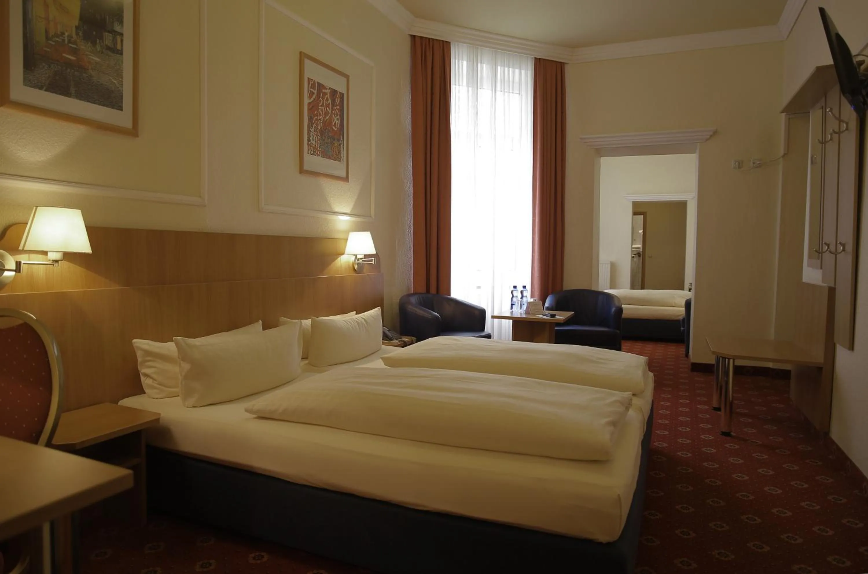 Photo of the whole room, Bed in Hotel Königshof