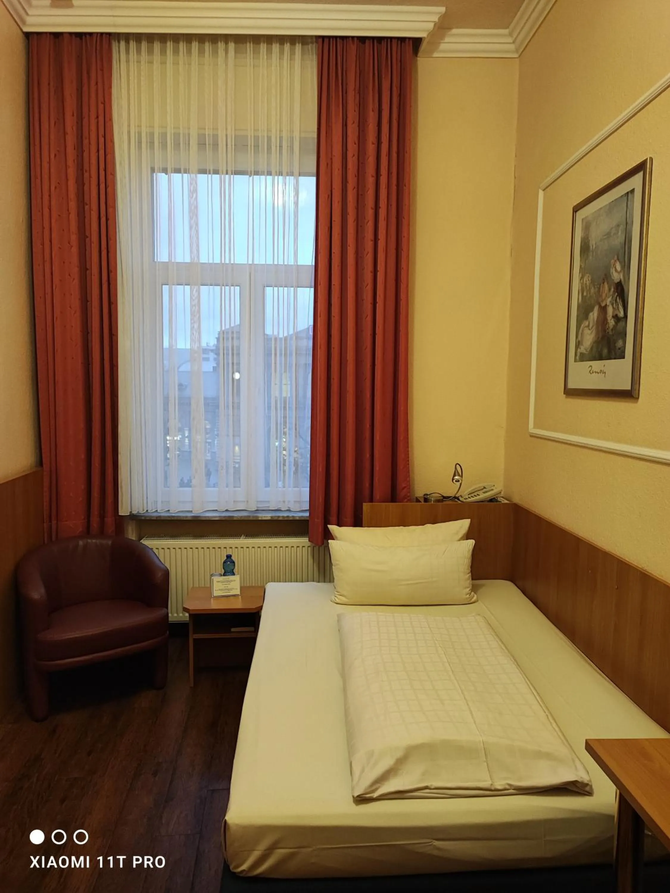 Photo of the whole room, Bed in Hotel Königshof
