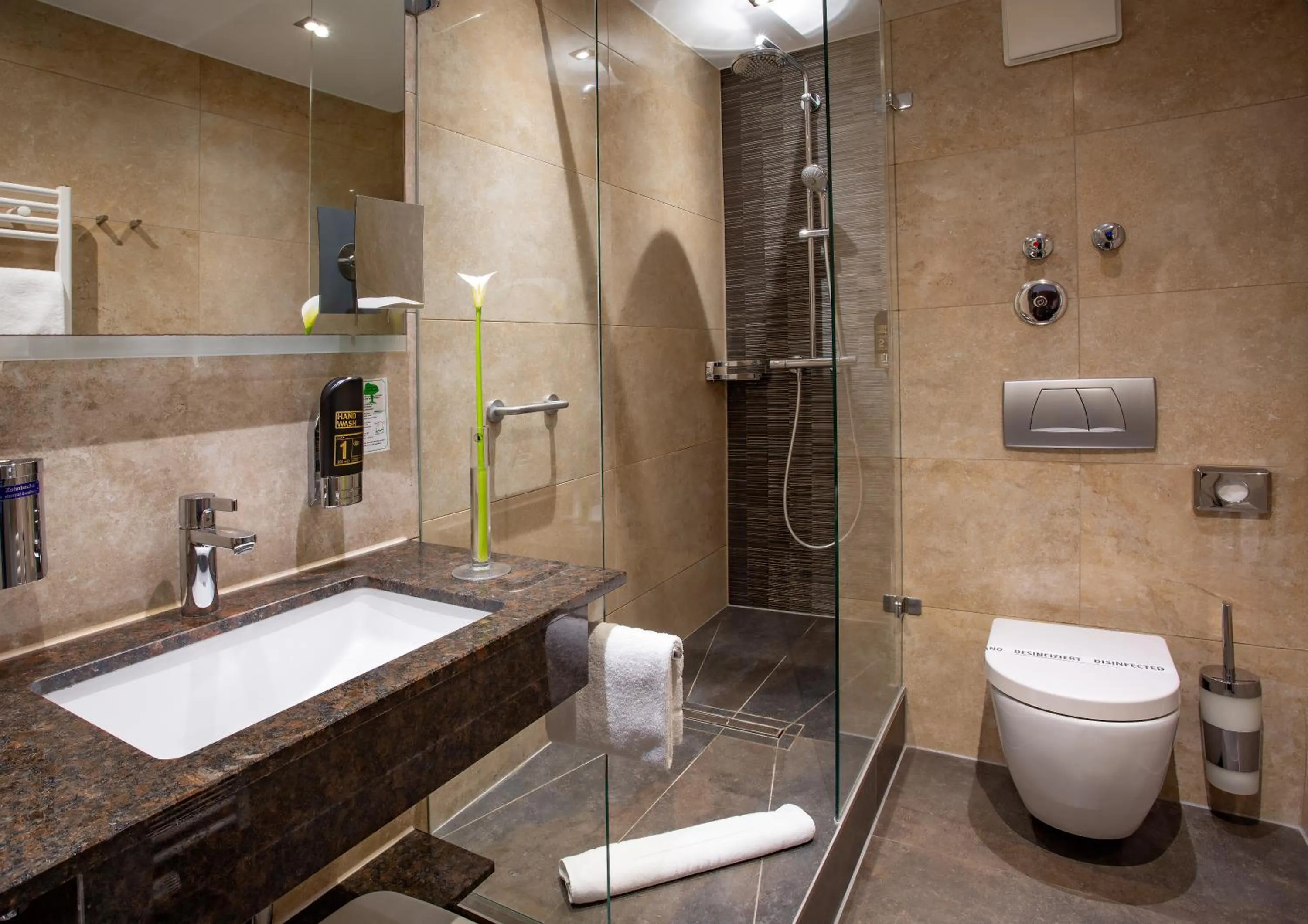 Shower in TIPTOP Hotel Burgschmiet Garni