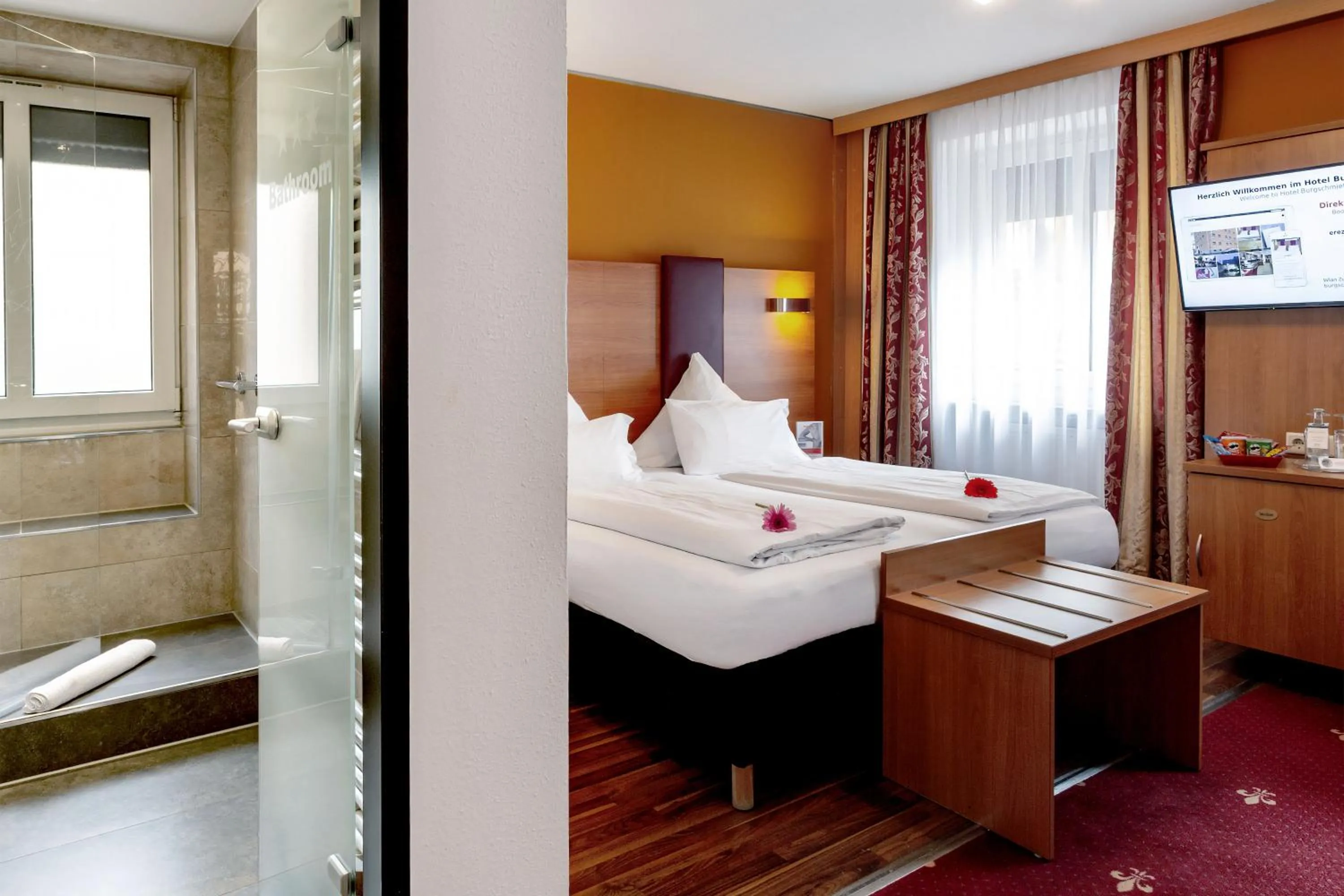 Bathroom, Bed in TIPTOP Hotel Burgschmiet Garni