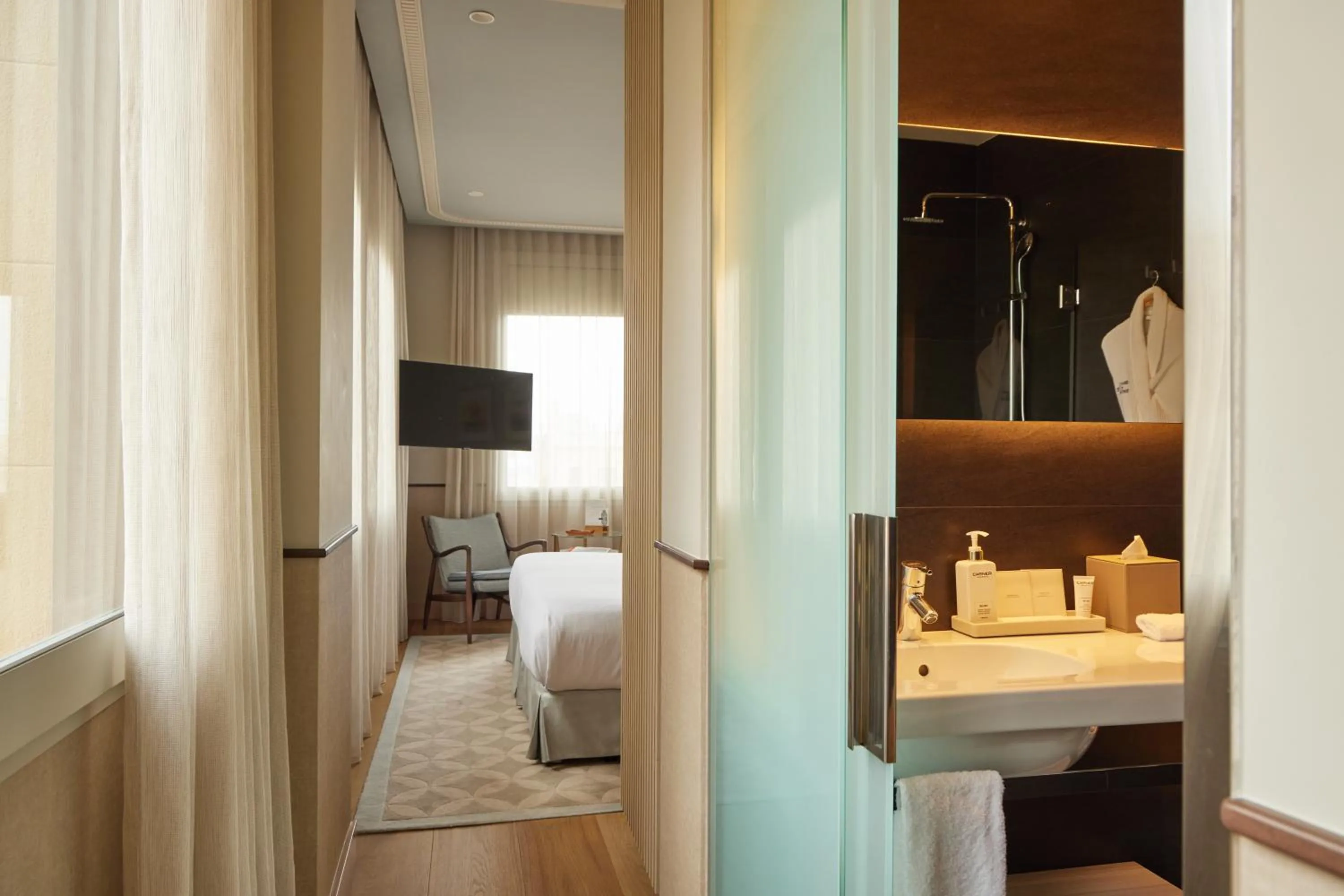 Bed in Grand Hotel Central, Small Luxury Hotels