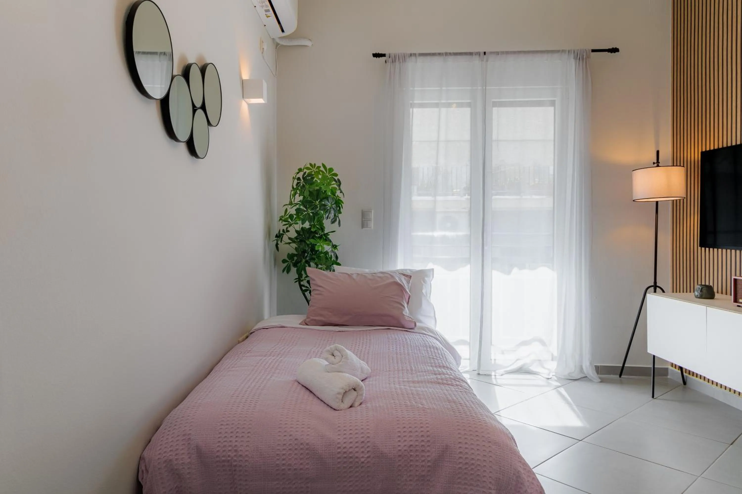 Bed in Sunny & Modern apt for 3 persons
