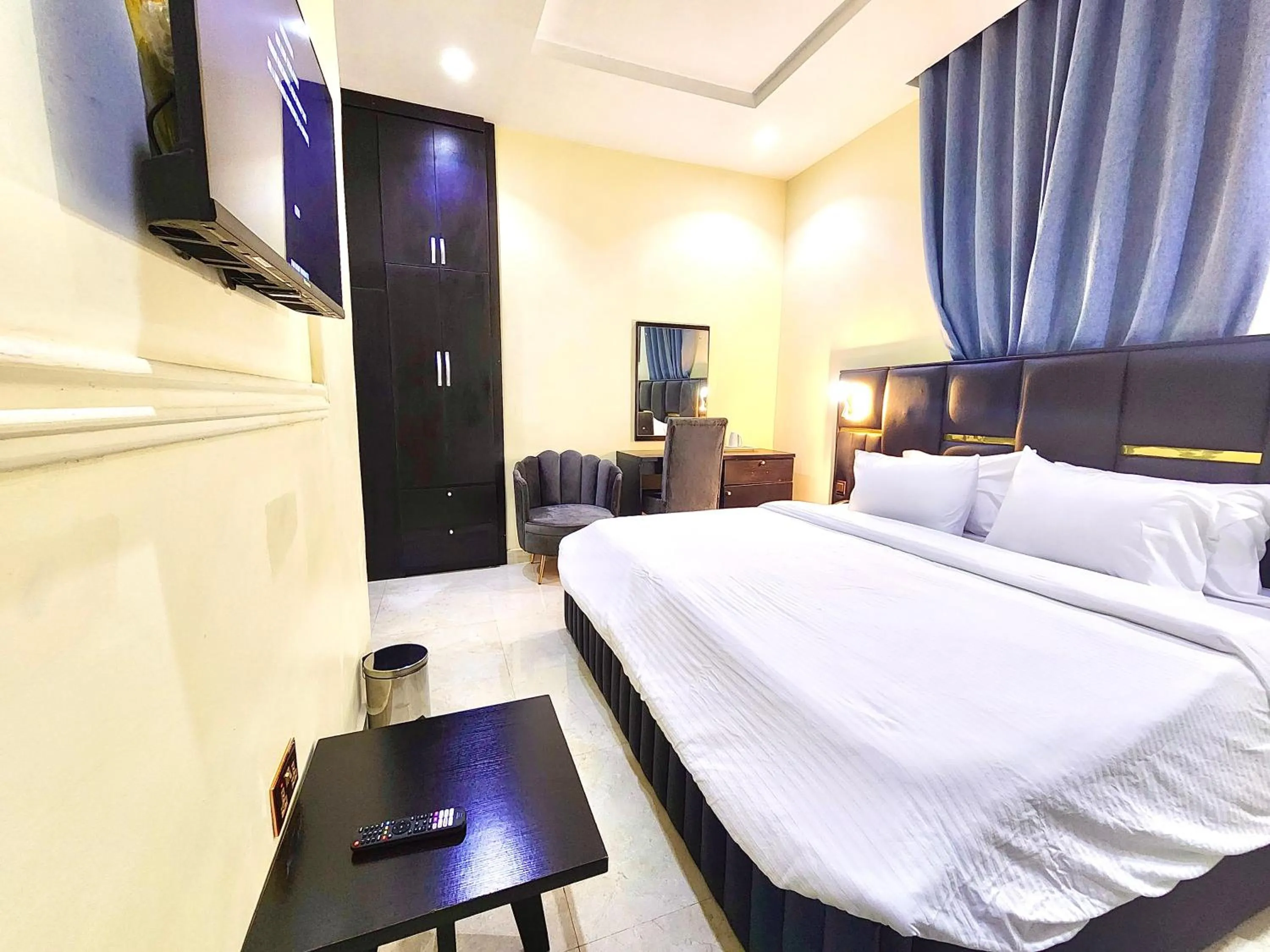 Bed in Buddiez Hotel & Resort