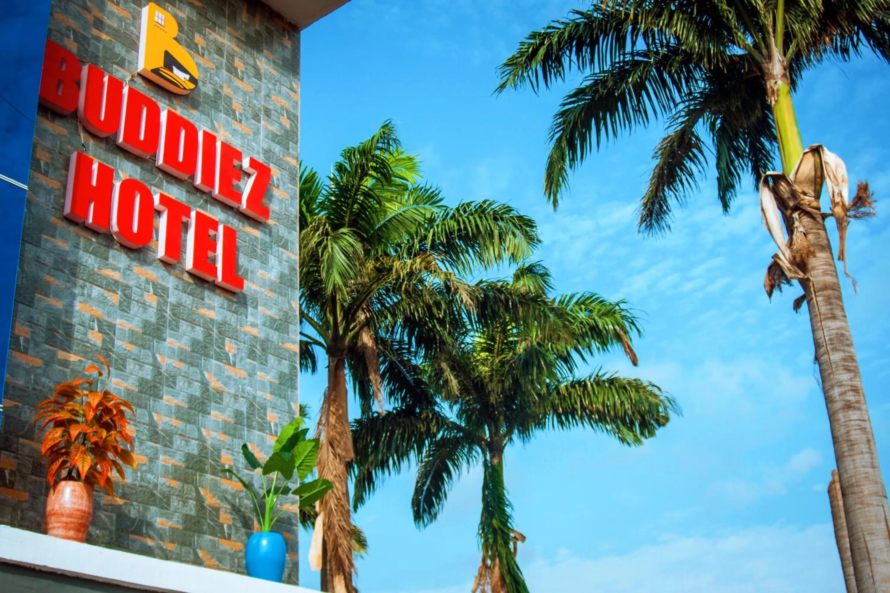 Buddiez Hotel & Resort