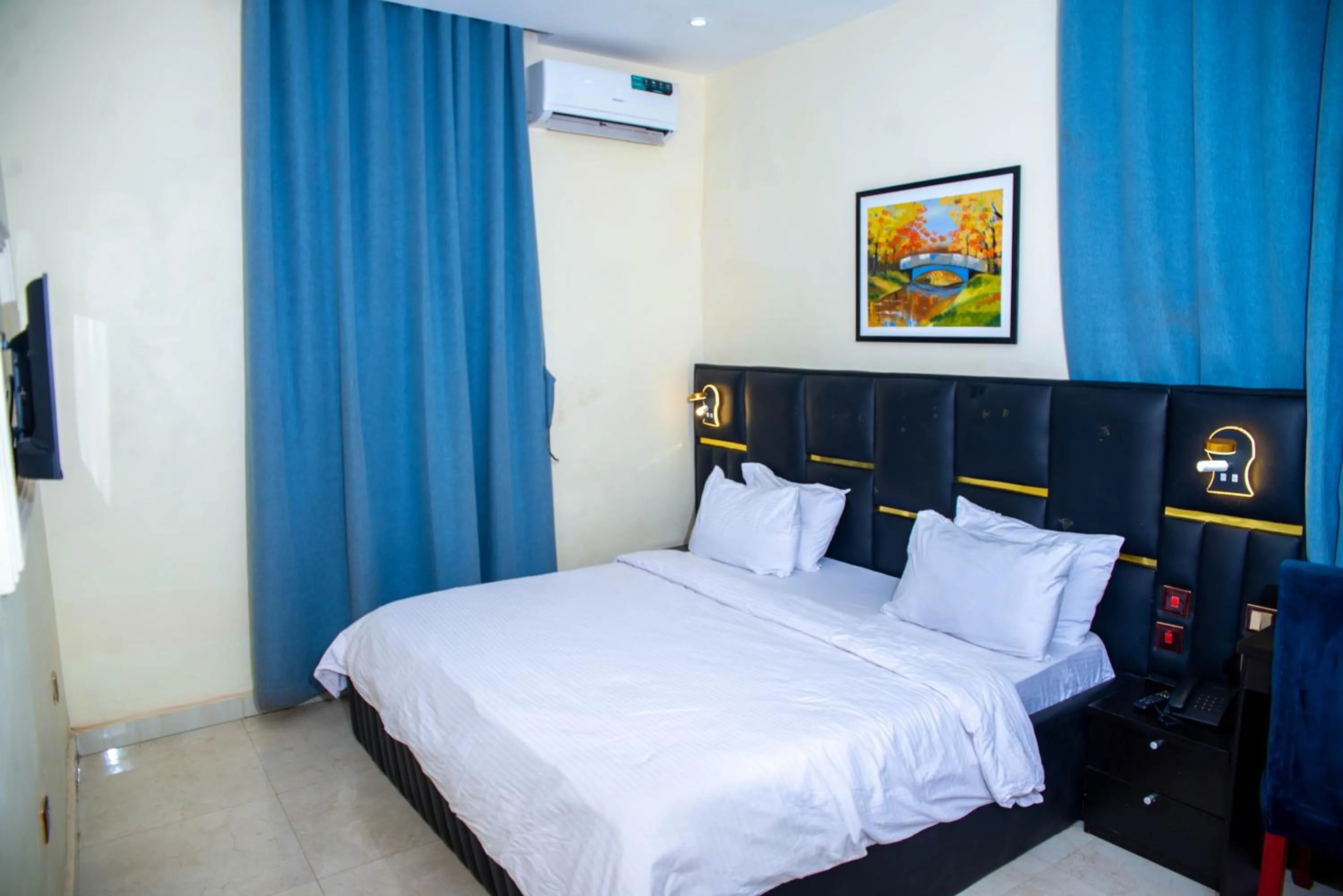 Bed in Buddiez Hotel & Resort